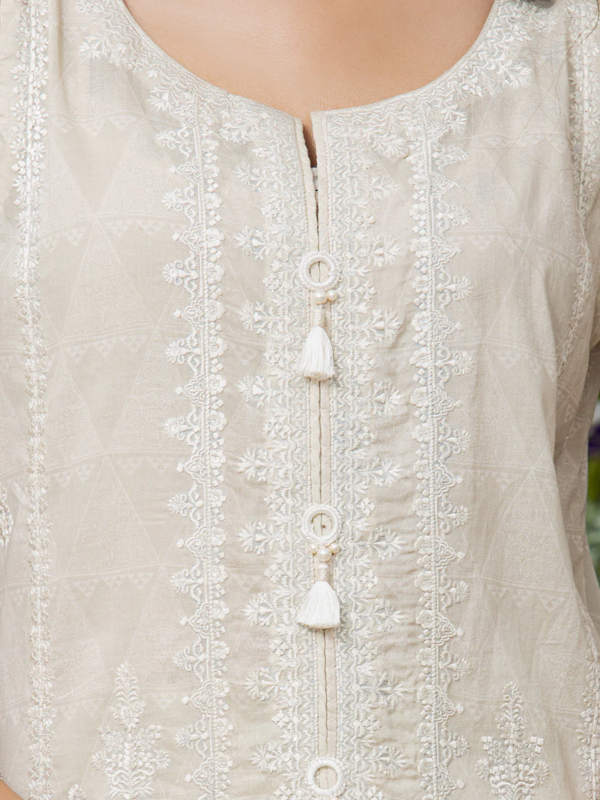 Unstitched Embroidered Lawn Suit - EWU22V1-26500 - Image 3