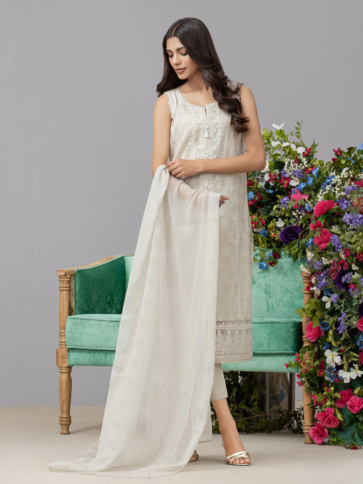Unstitched Embroidered Lawn Suit - EWU22V1-26500 - Image 4