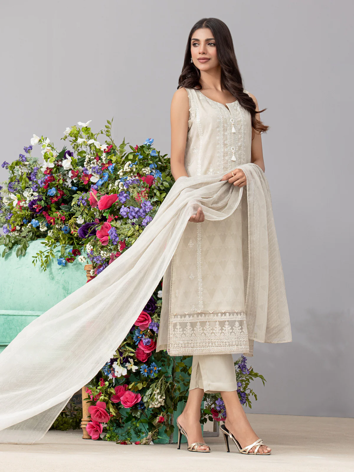 Unstitched Embroidered Lawn Suit - EWU22V1-26500 - Image 6