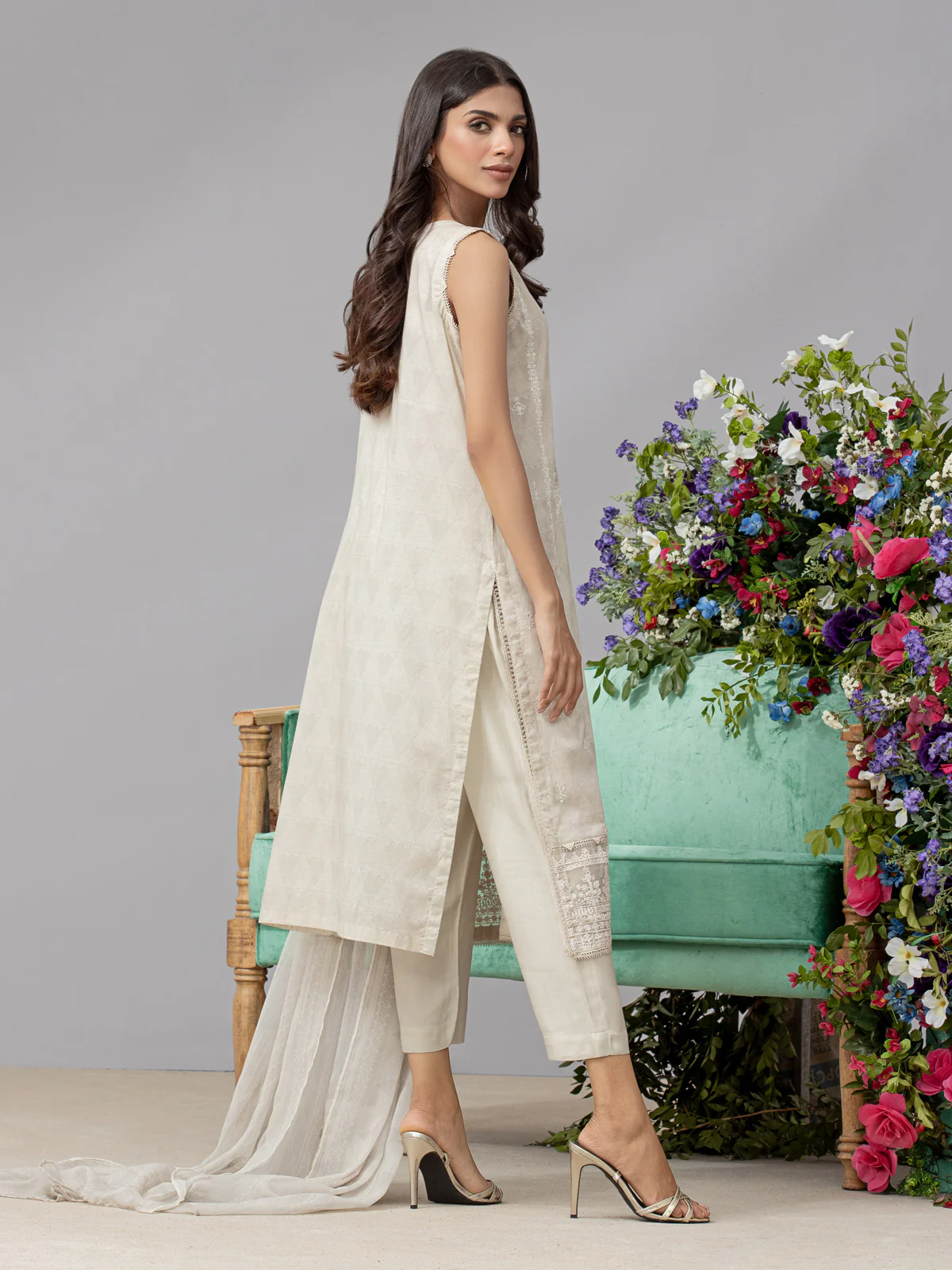 Unstitched Embroidered Lawn Suit - EWU22V1-26500 - Image 8