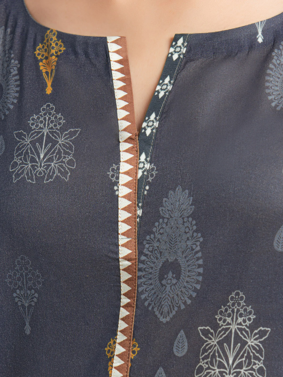 Unstitched Printed Khaddar Suit - EWU23A3S-27632-3P - Image 4