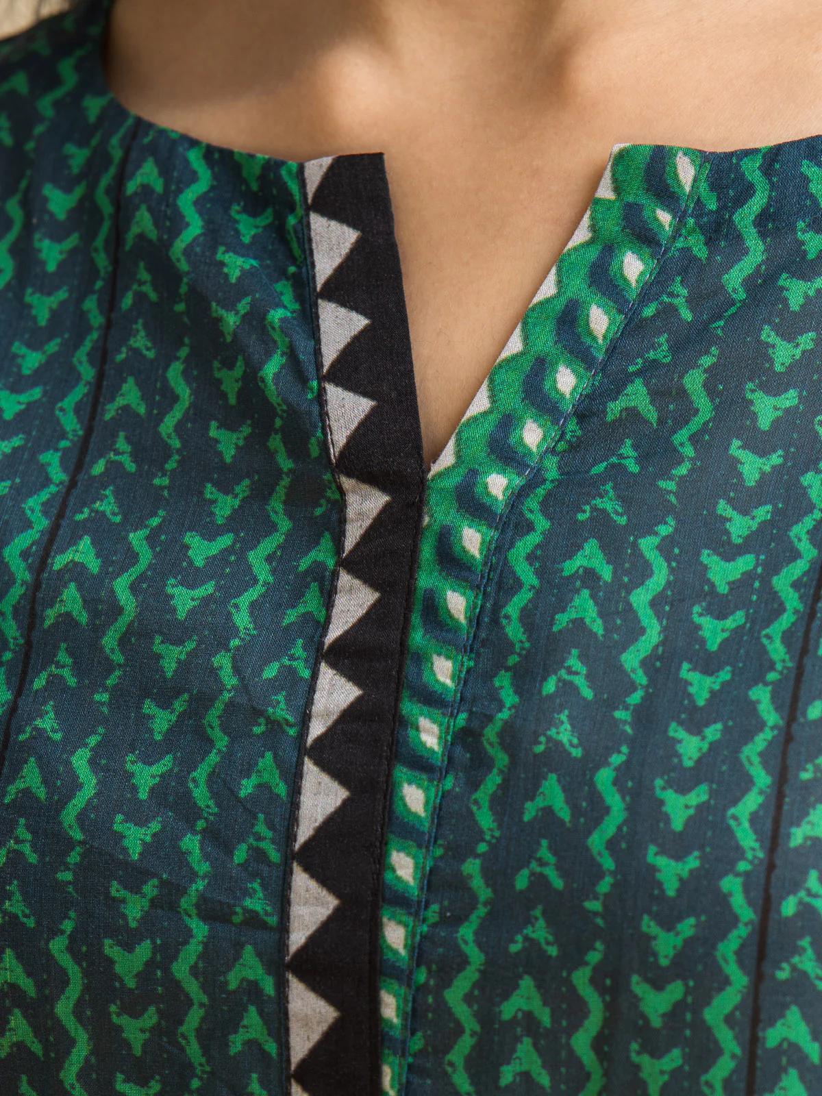 Unstitched Printed Lawn Suit - EWU24A1-26108-3P - Image 2