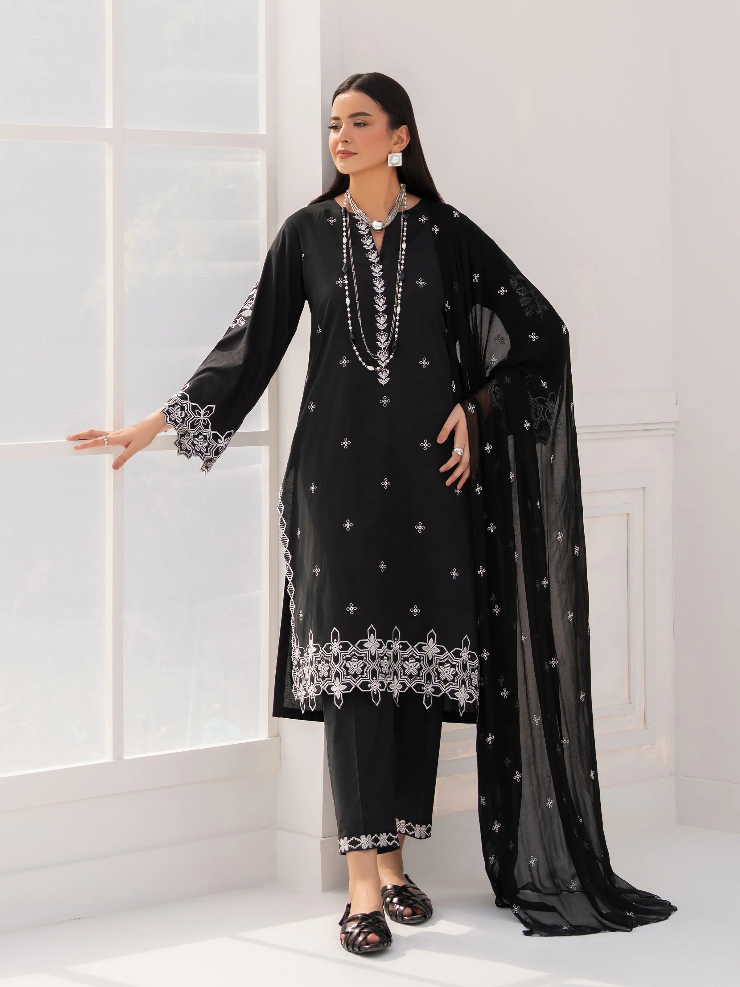 Pret Embroidered Cambric Suit - EWTKE5-81094-3P - Image 4