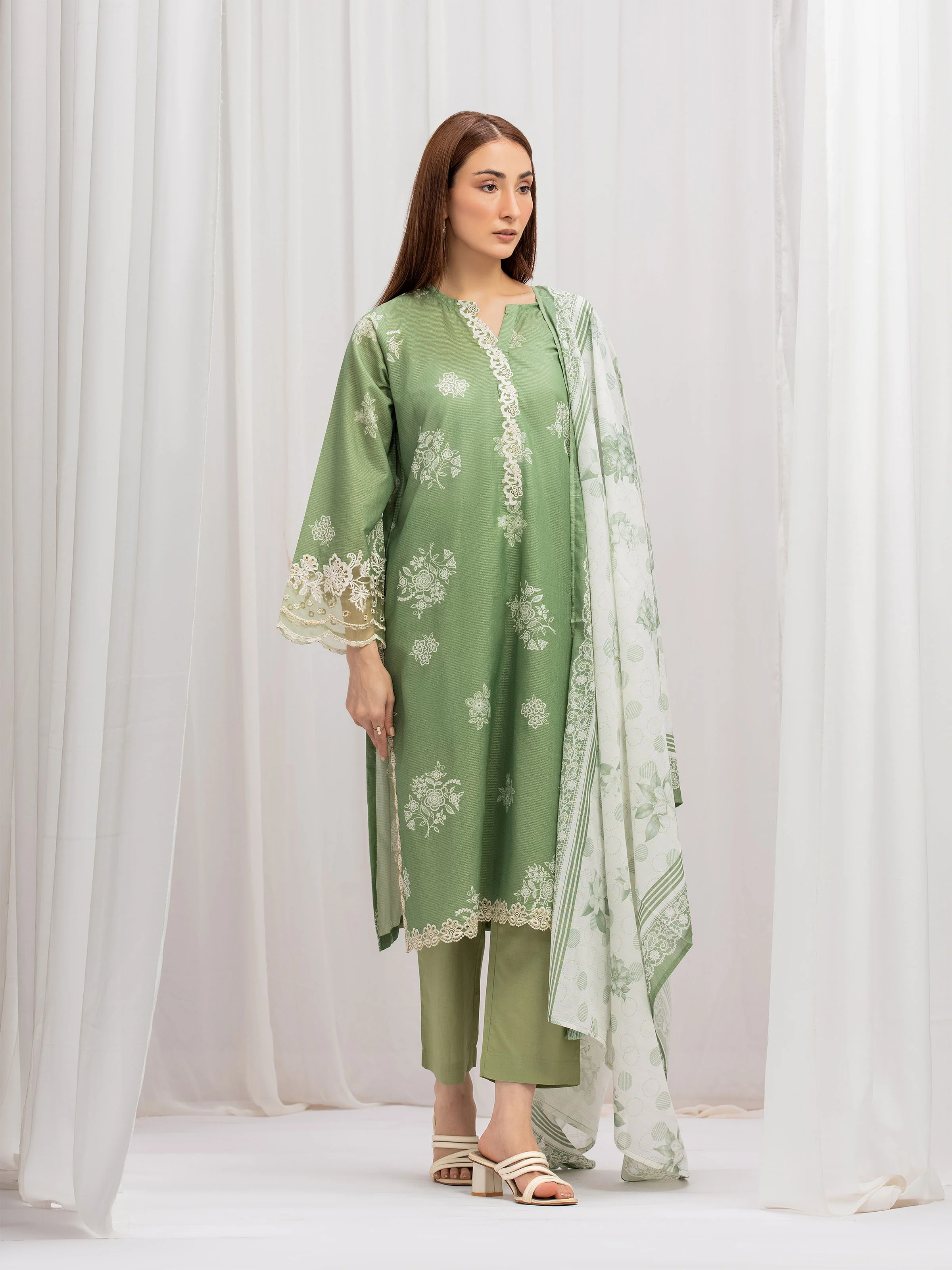 Pret Embroidered Lawn Suit - EWTKE5-82350-3P - Image 5