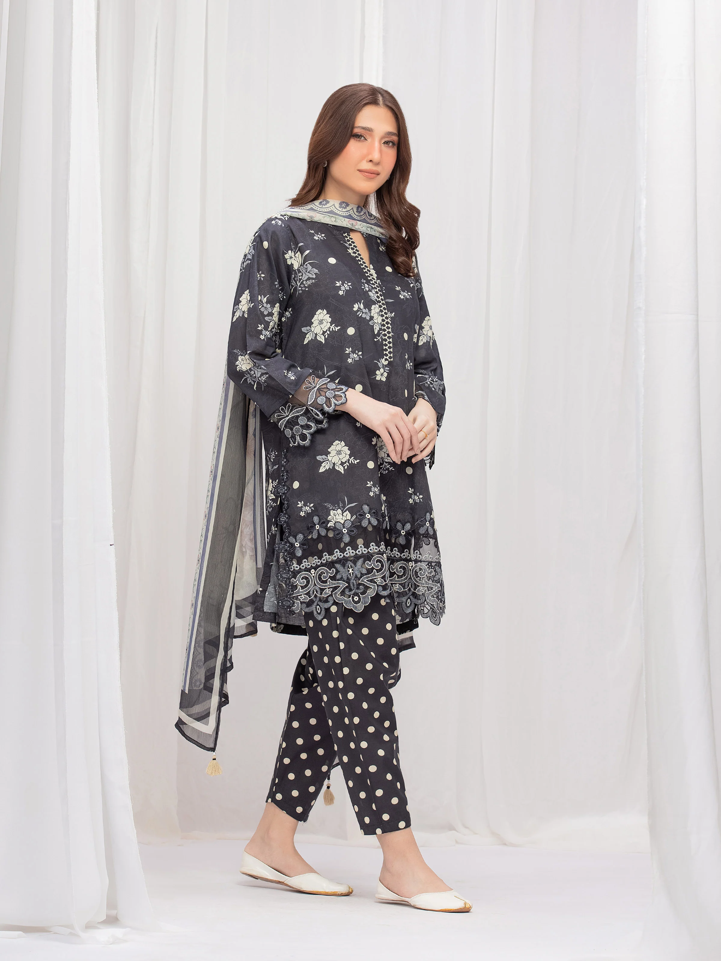 Pret Embroidered Lawn Suit - EWTKE5-82490-3P - Image 4