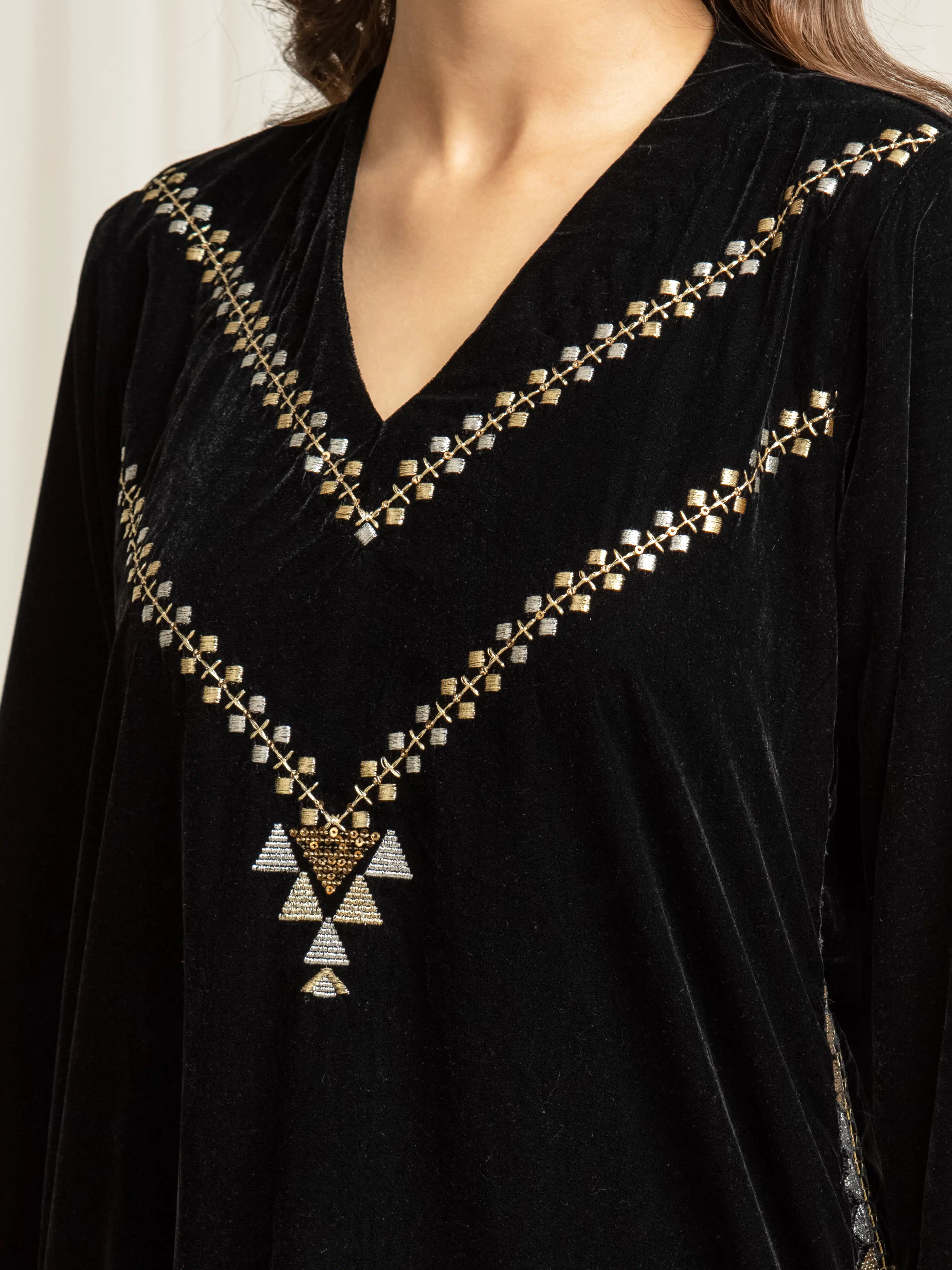 Pret Embroidered Velvet Suit - EWTPLED5-00055-3P - Image 4