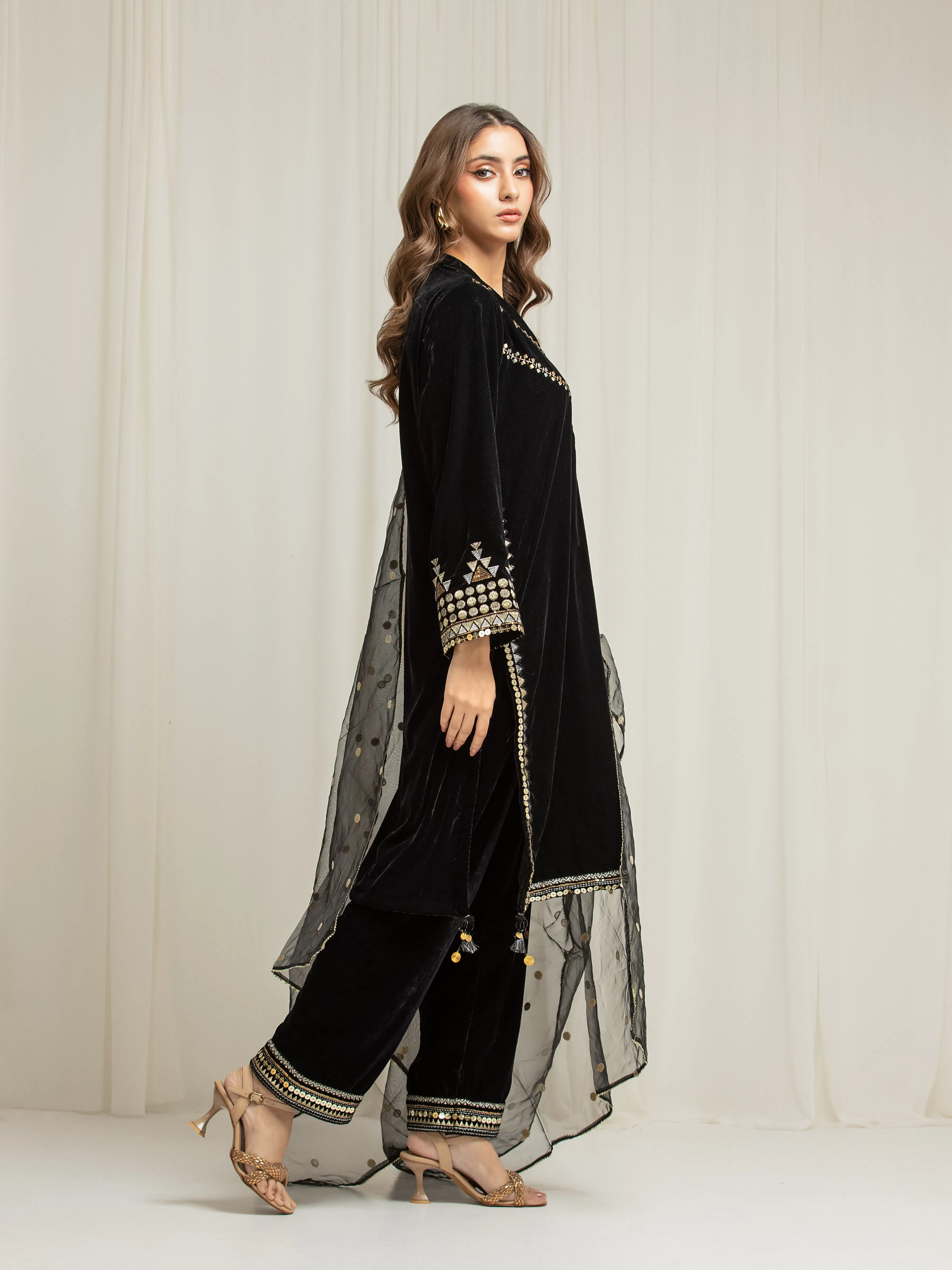 Pret Embroidered Velvet Suit - EWTPLED5-00055-3P - Image 5