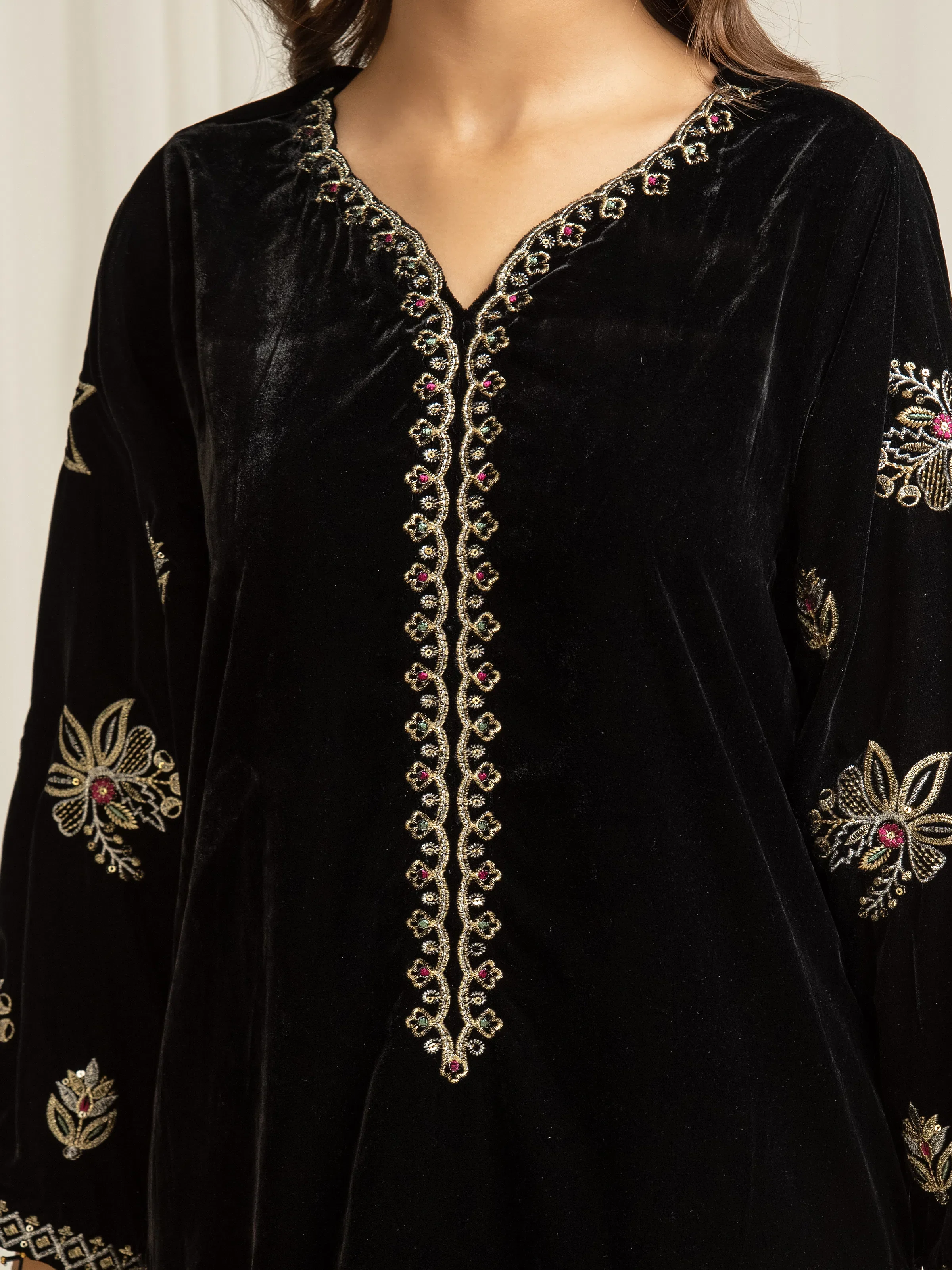 Pret Embroidered Velvet Suit - EWTPLED5-00058-3P - Image 4