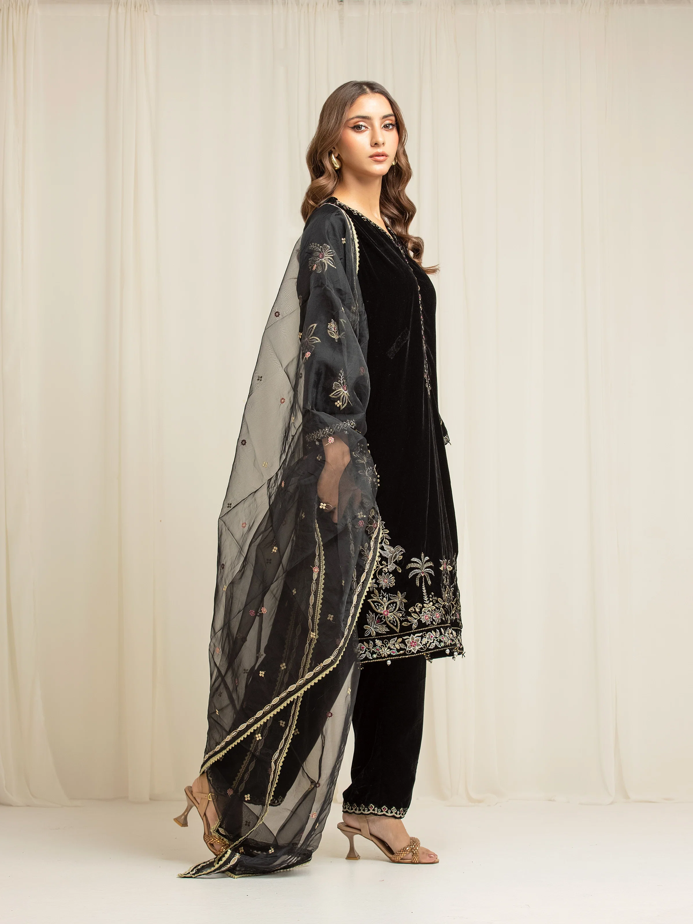 Pret Embroidered Velvet Suit - EWTPLED5-00058-3P - Image 5