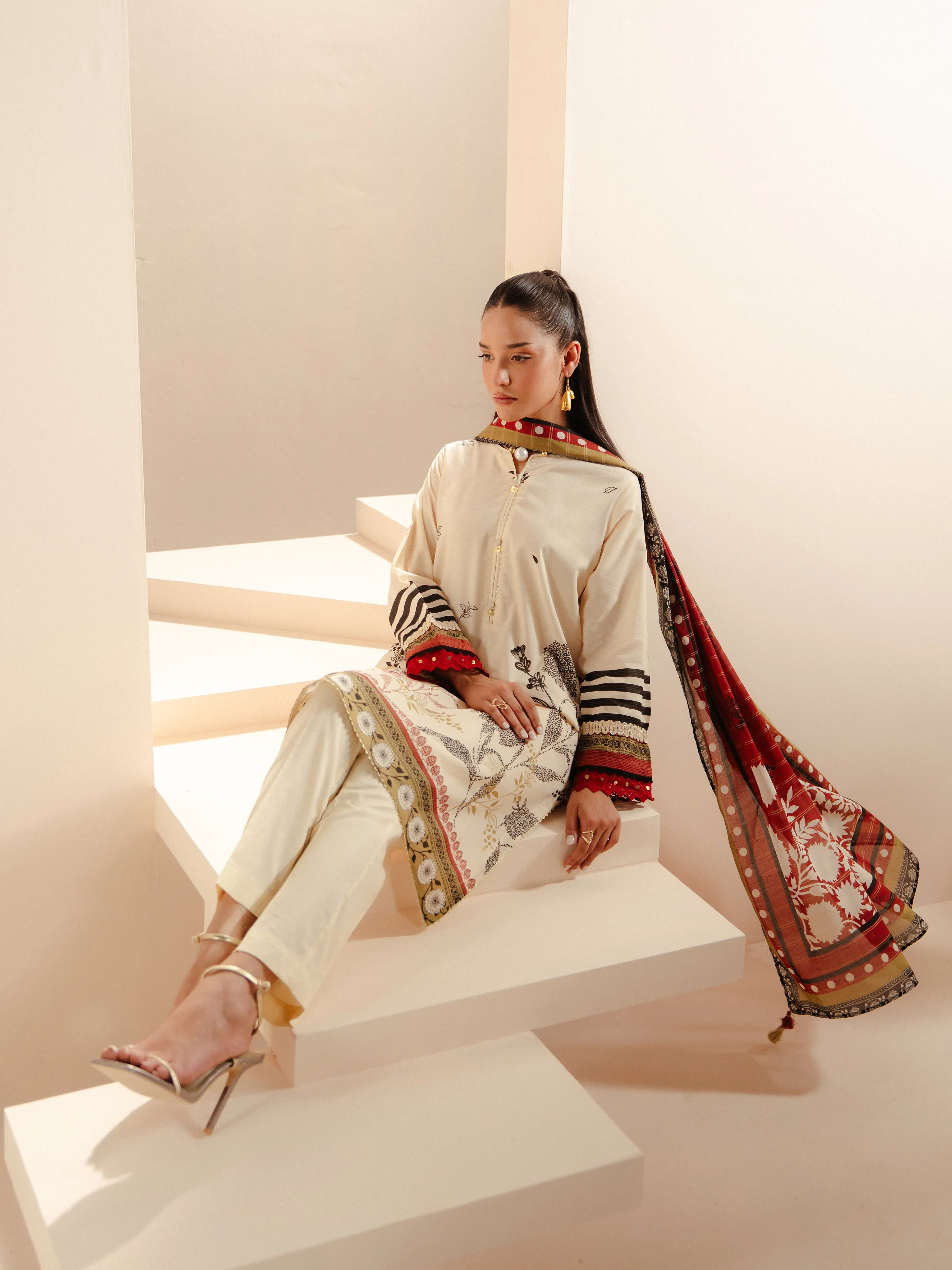 Pret Printed Lawn Suit - EWTKP5-81723-3P - Image 3