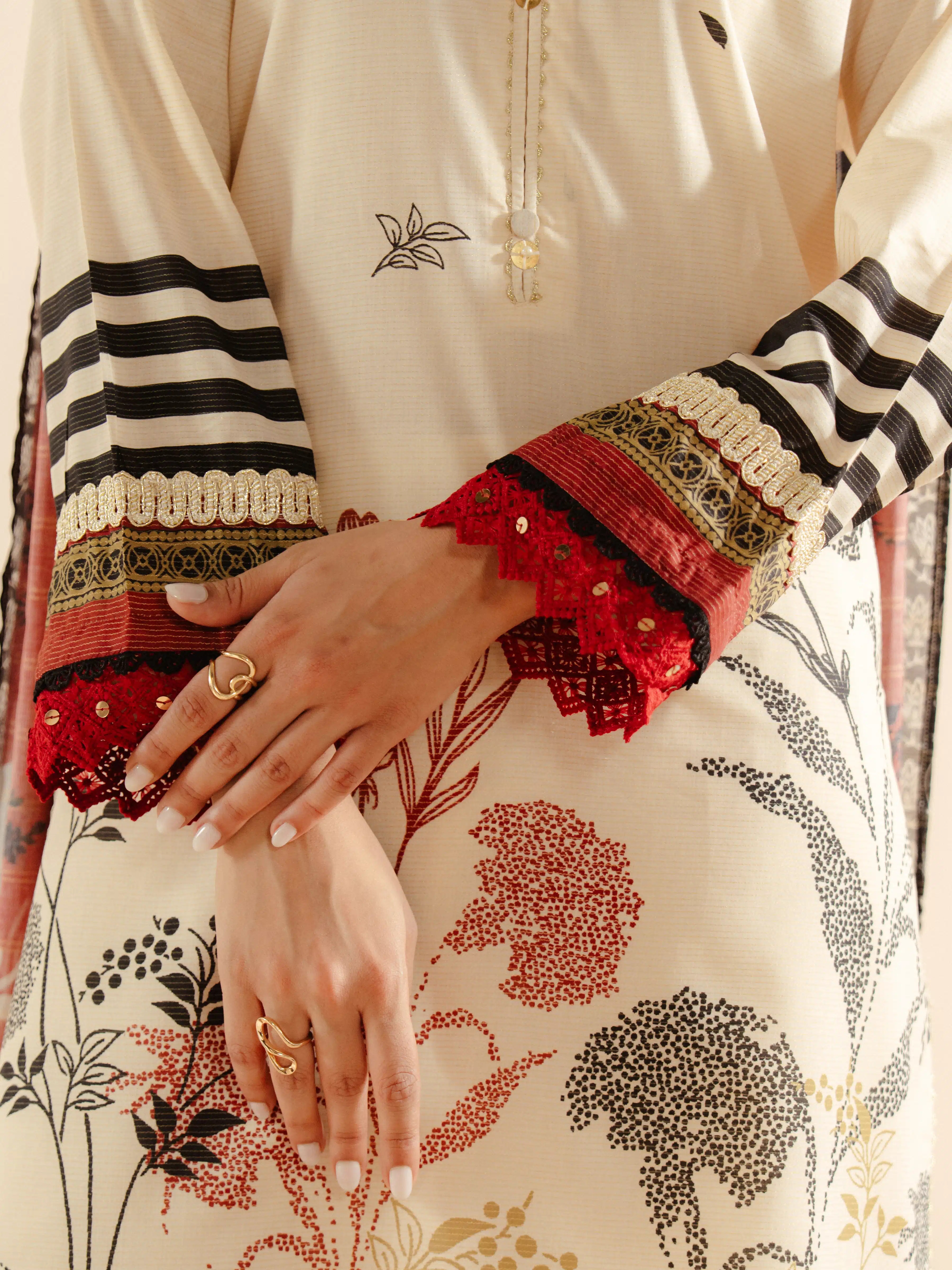 Pret Printed Lawn Suit - EWTKP5-81723-3P - Image 4