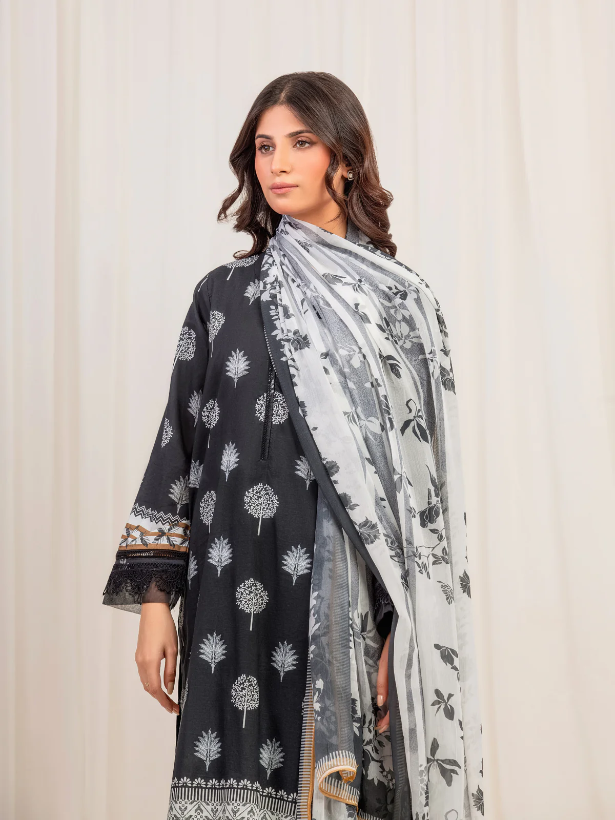 Pret Printed Lawn Suit - EWTKP5-82021-3P - Image 2