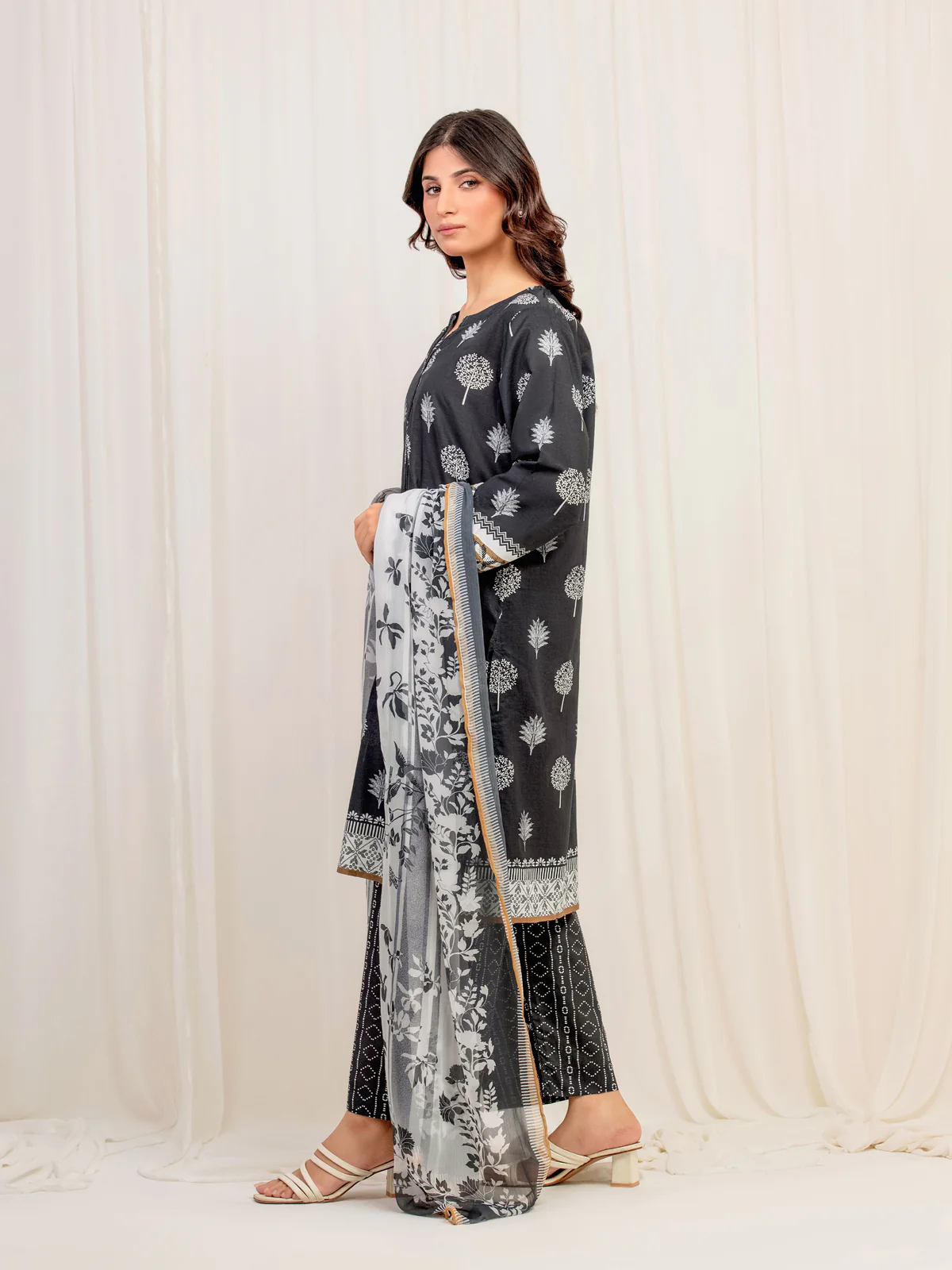 Pret Printed Lawn Suit - EWTKP5-82021-3P - Image 5