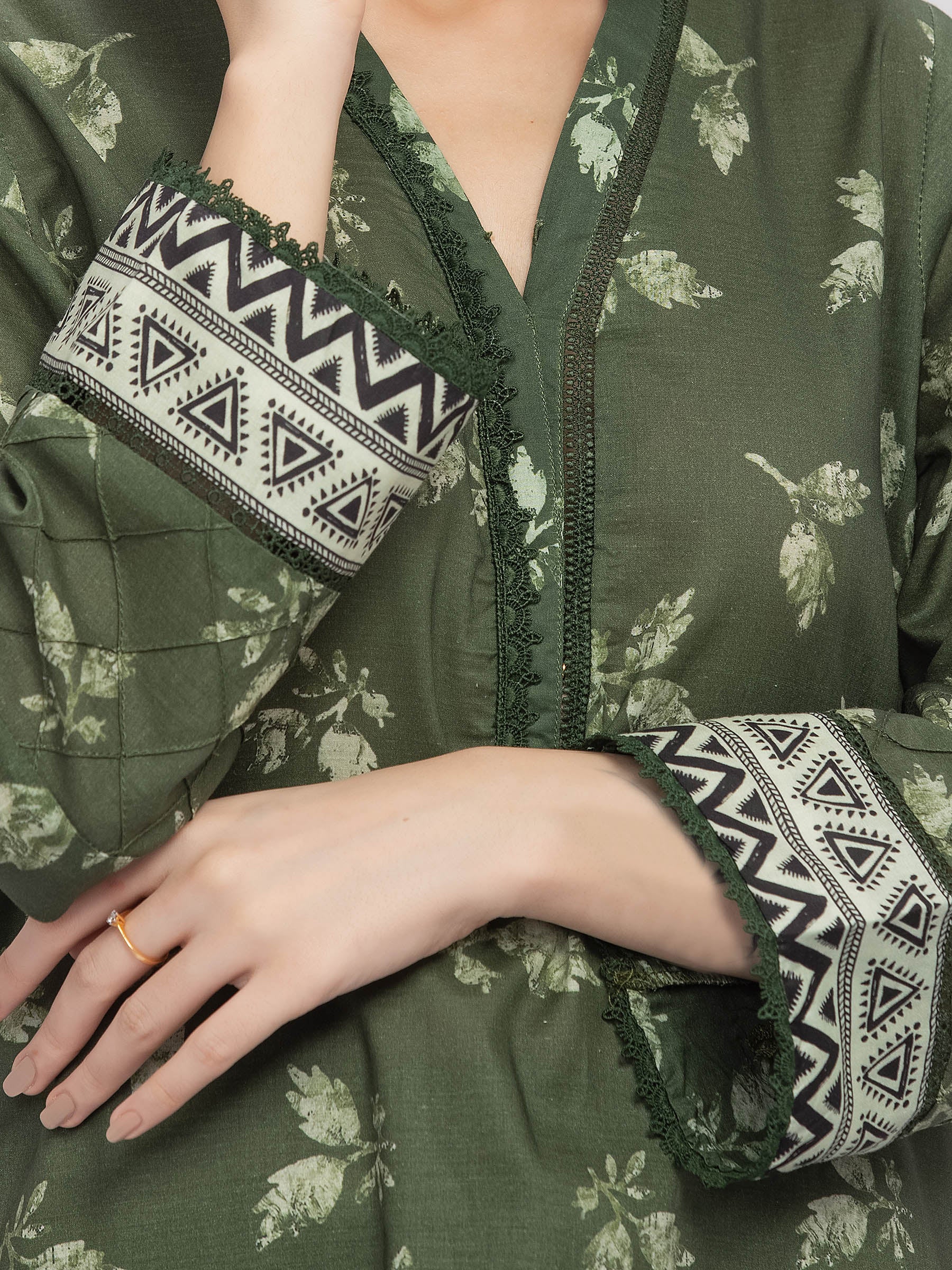 Pret Printed Lawn Suit - EWTKP5-82025-3P - Image 3