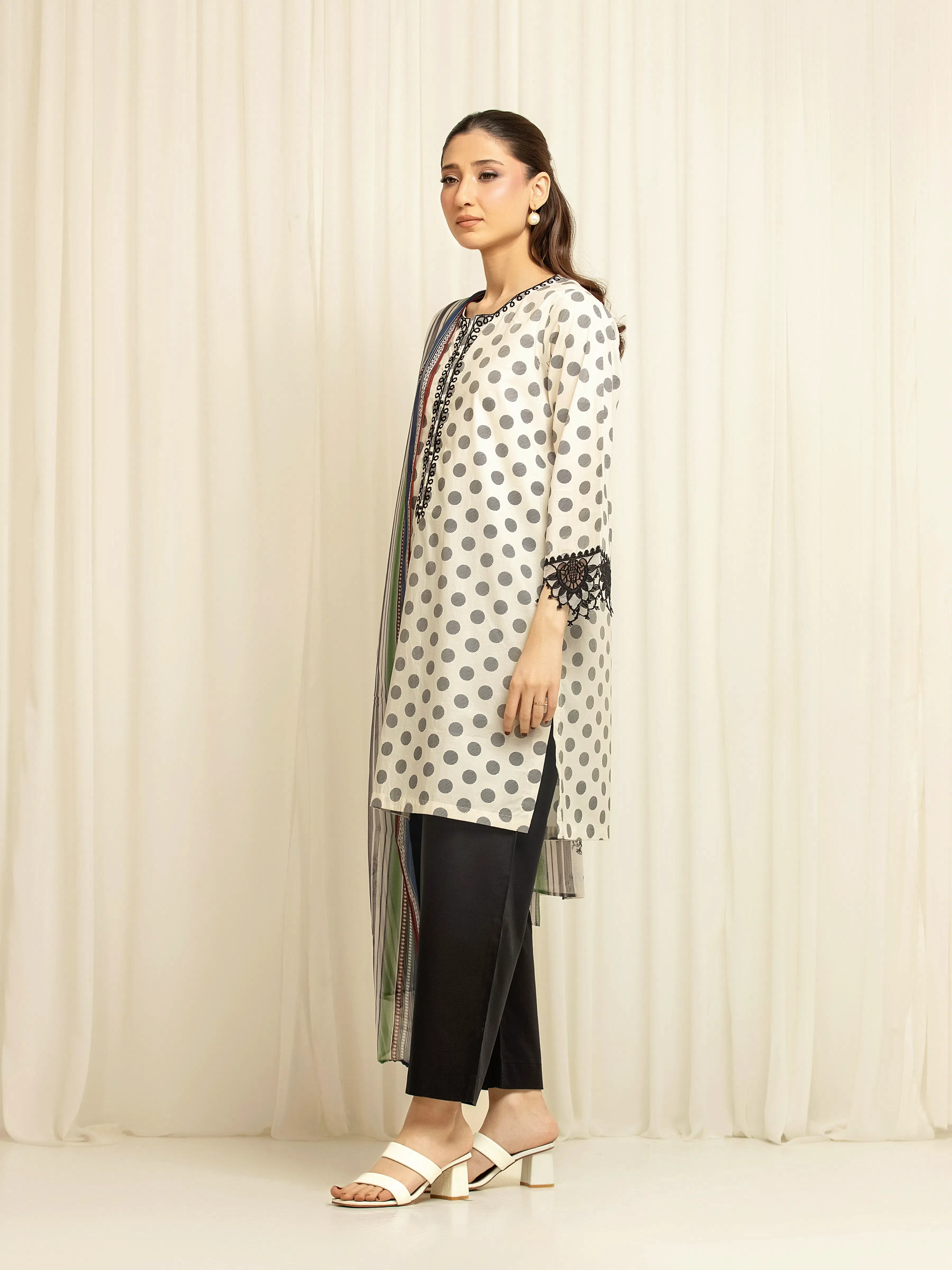 Pret Embroidered Cambric Suit - EWTKE5-85001-3P - Image 5