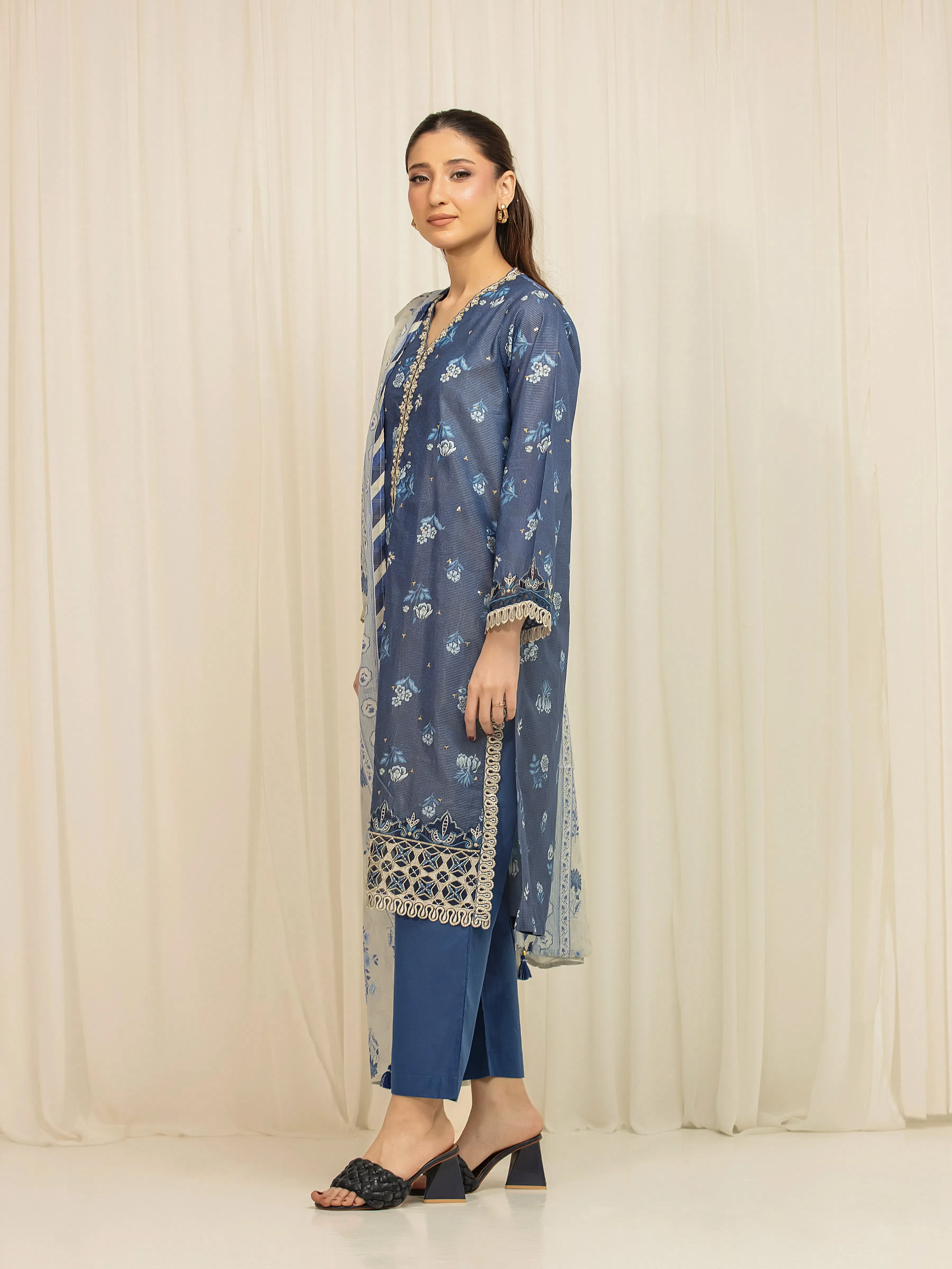Pret Embroidered Lawn Suit - EWTKE5-82332-3P - Image 5