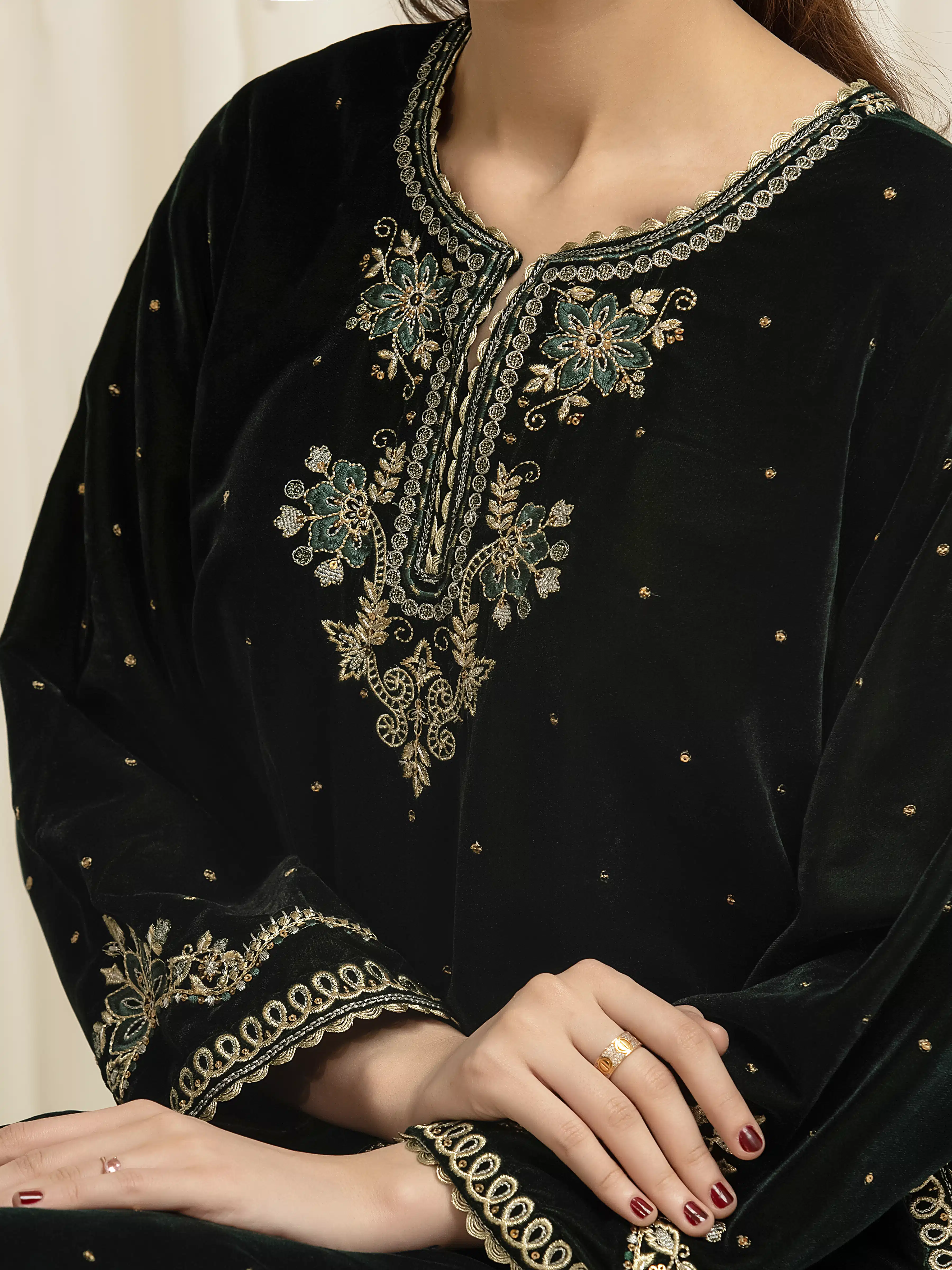 Pret Embroidered Velvet Suit - EWTPLED5-00059-3P - Image 4