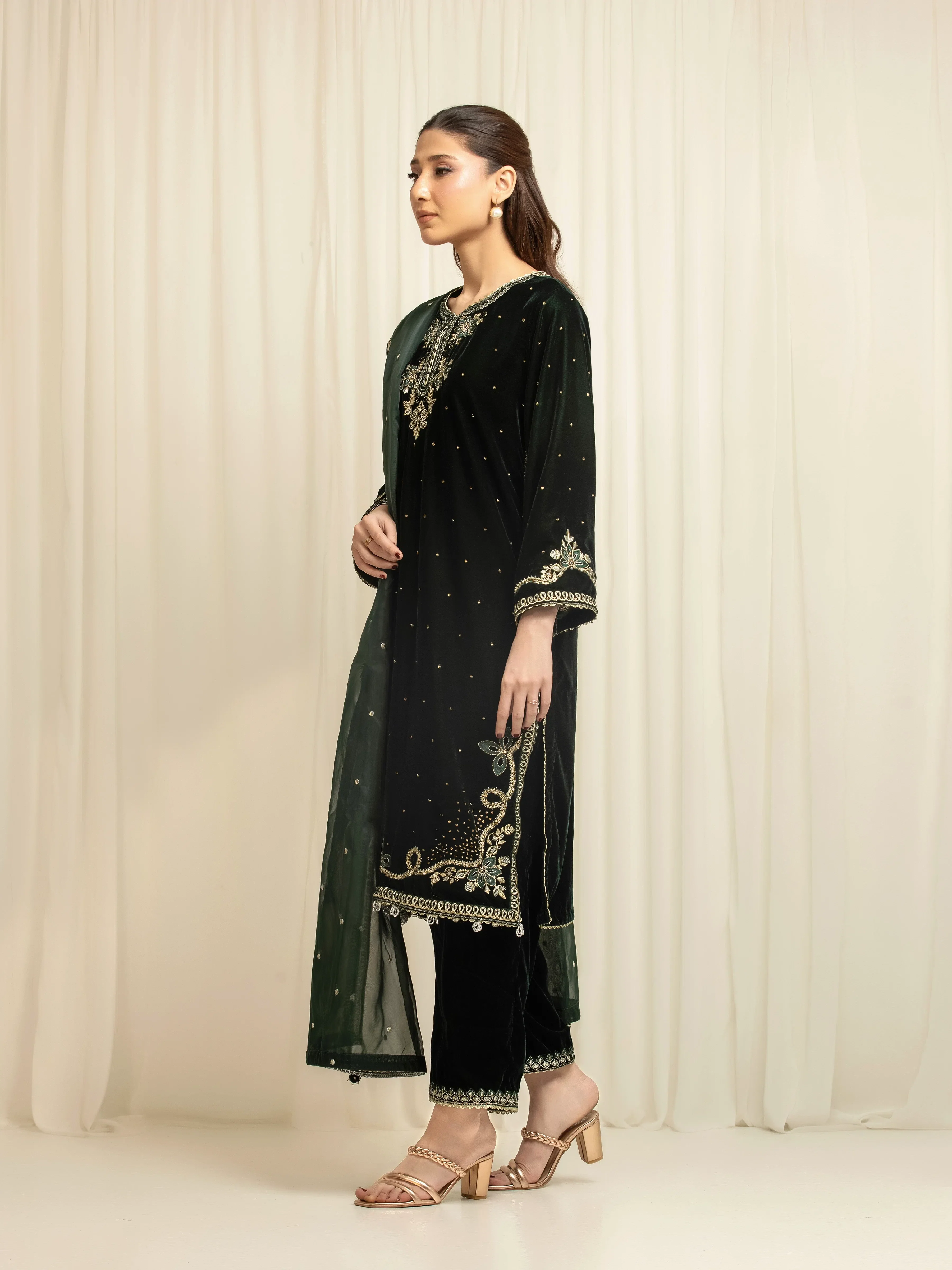 Pret Embroidered Velvet Suit - EWTPLED5-00059-3P - Image 5