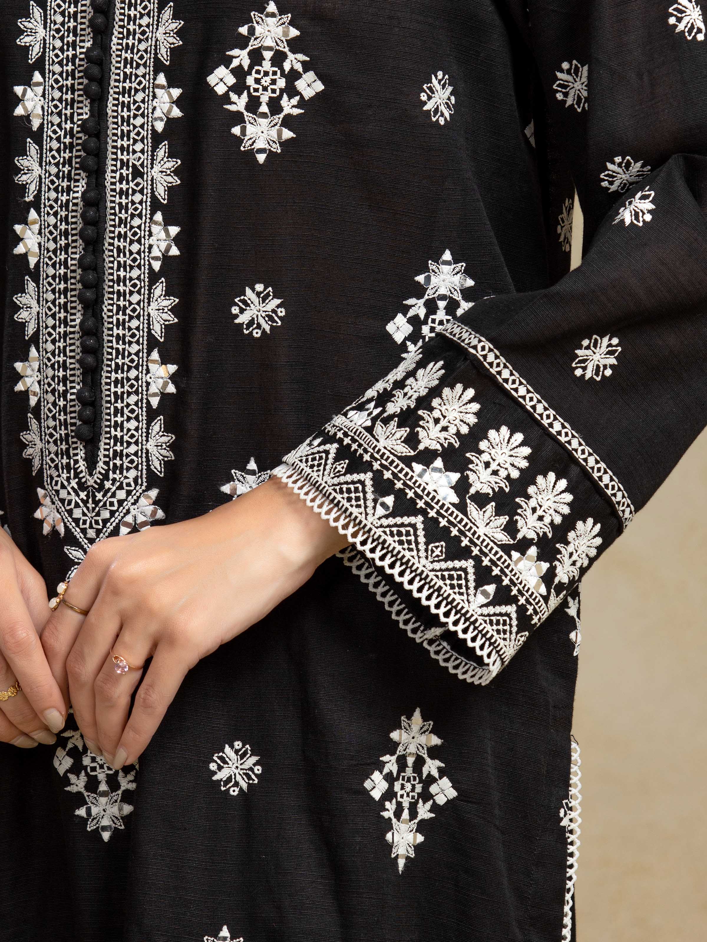 Unstitched Embroidered Khaddar Suit - EWU5V11-32013-3P - Image 4