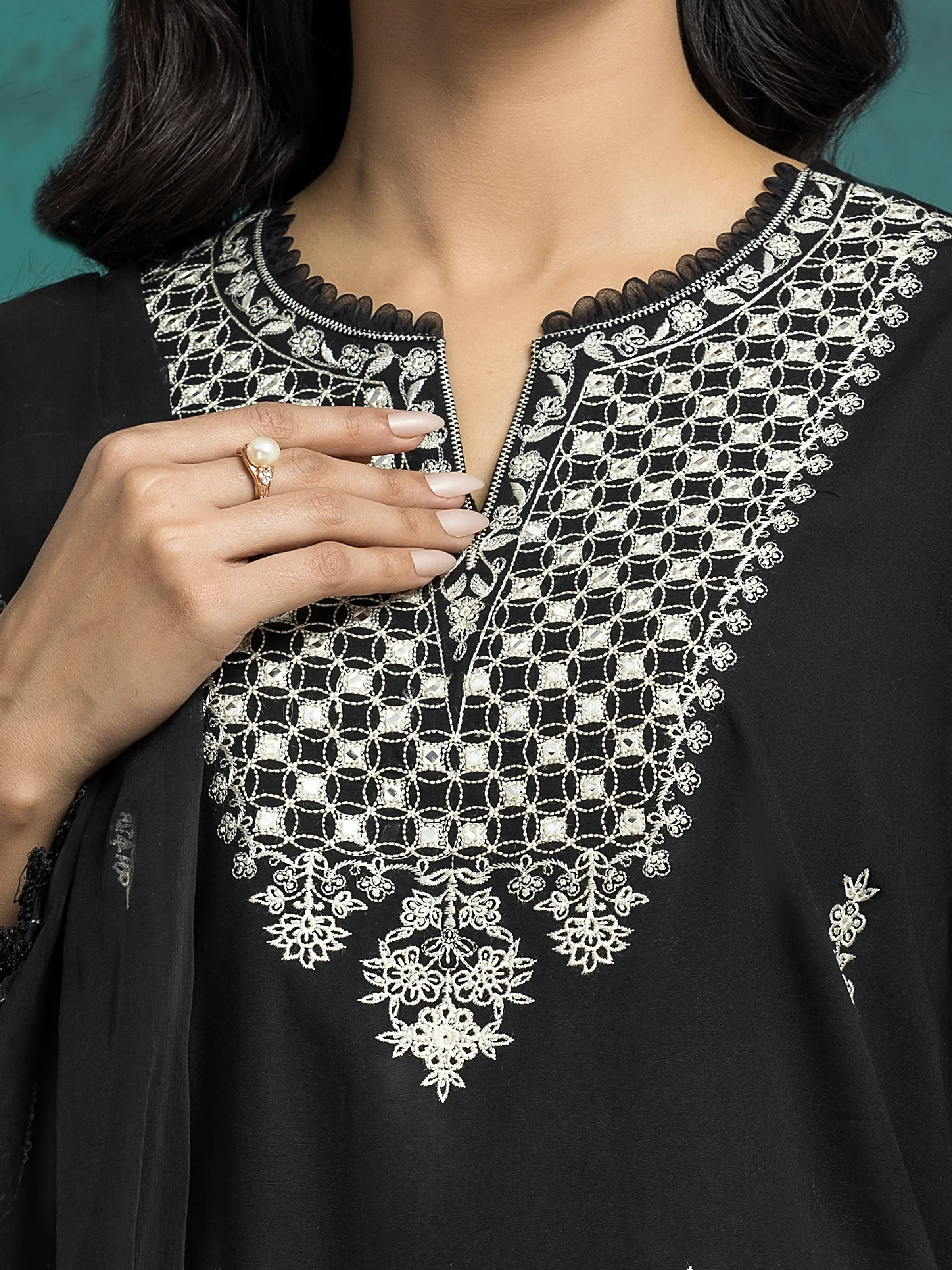 Unstitched Embroidered Cambric Suit - EWU5V2-31025-3P - Image 4