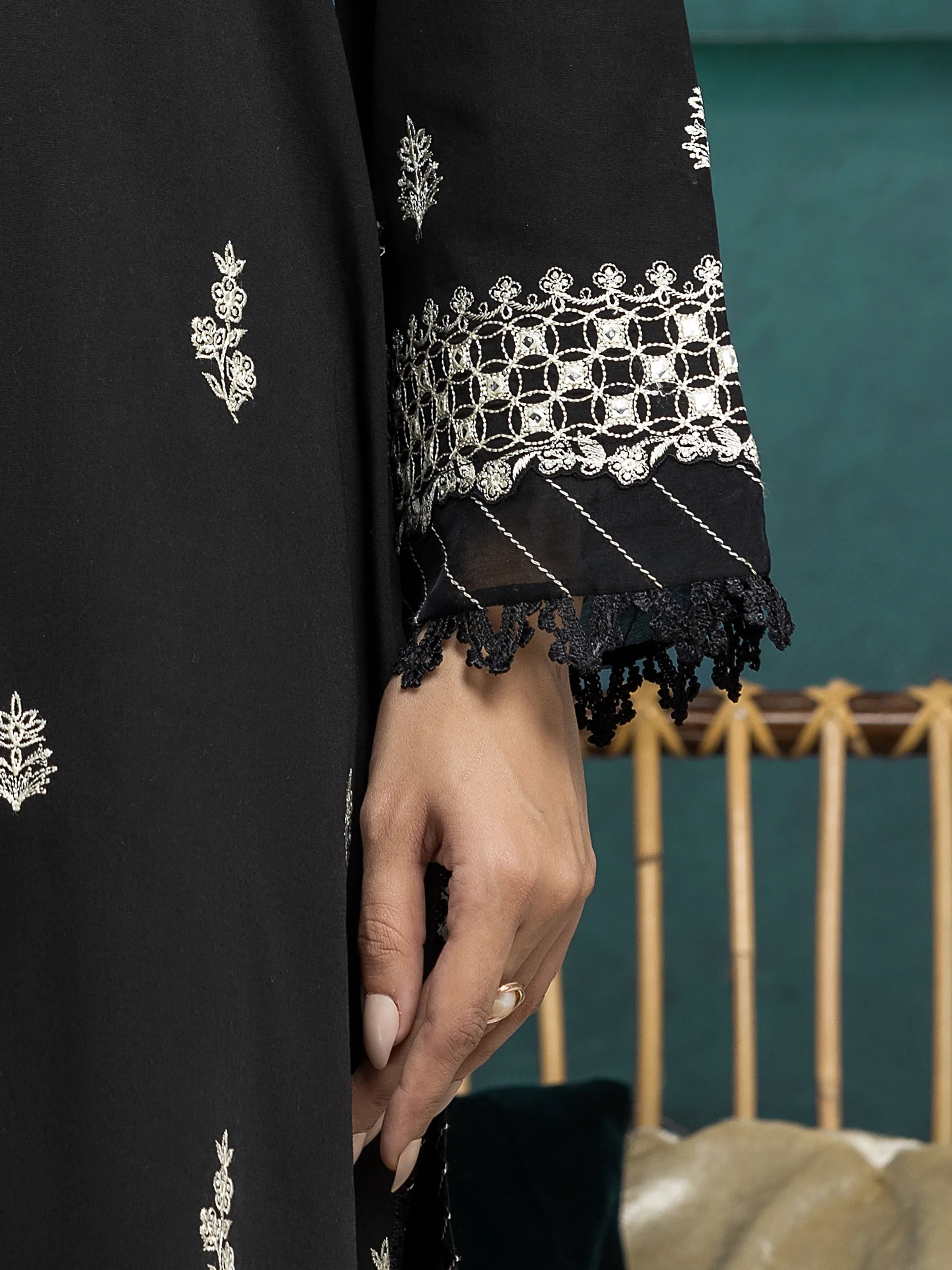 Unstitched Embroidered Cambric Suit - EWU5V2-31025-3P - Image 5