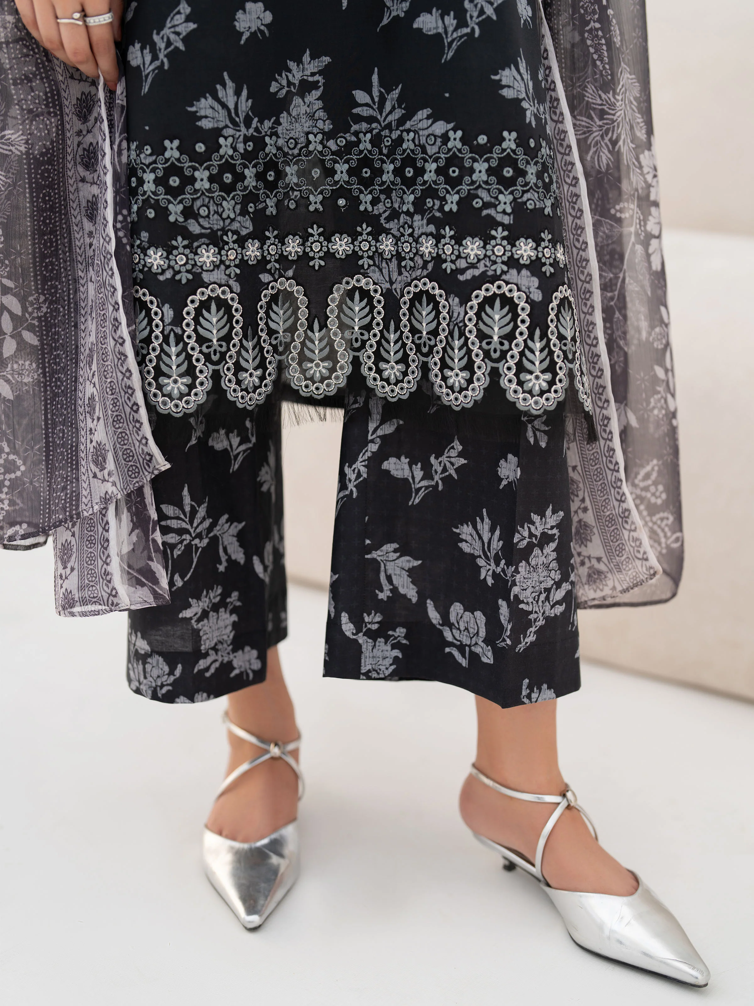 Unstitched Embroidered Lawn Suit - EWU5V1-31476-3P - Image 5