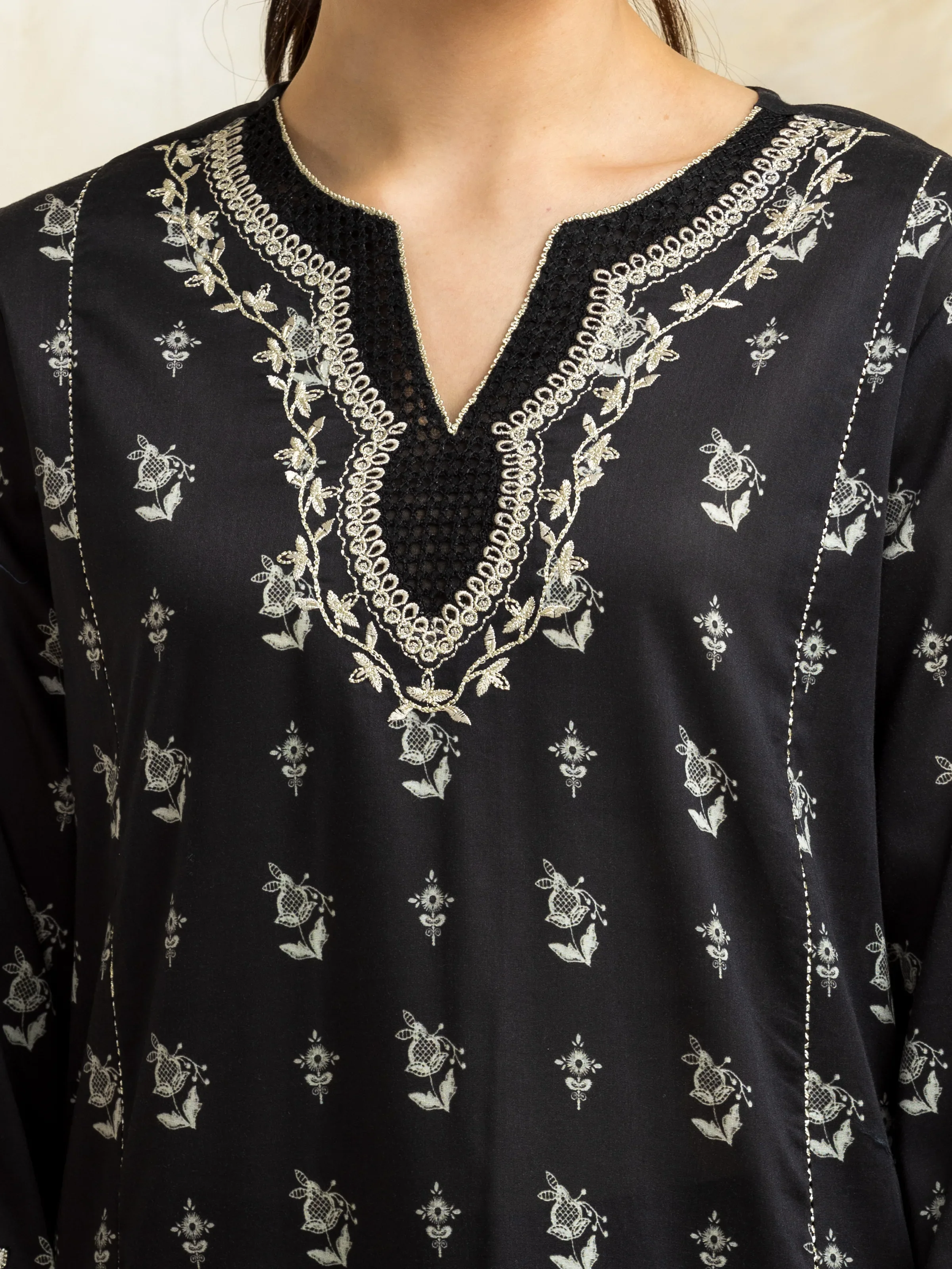 Unstitched Embroidered Lawn Suit - EWU5V1-31189-3P - Image 2