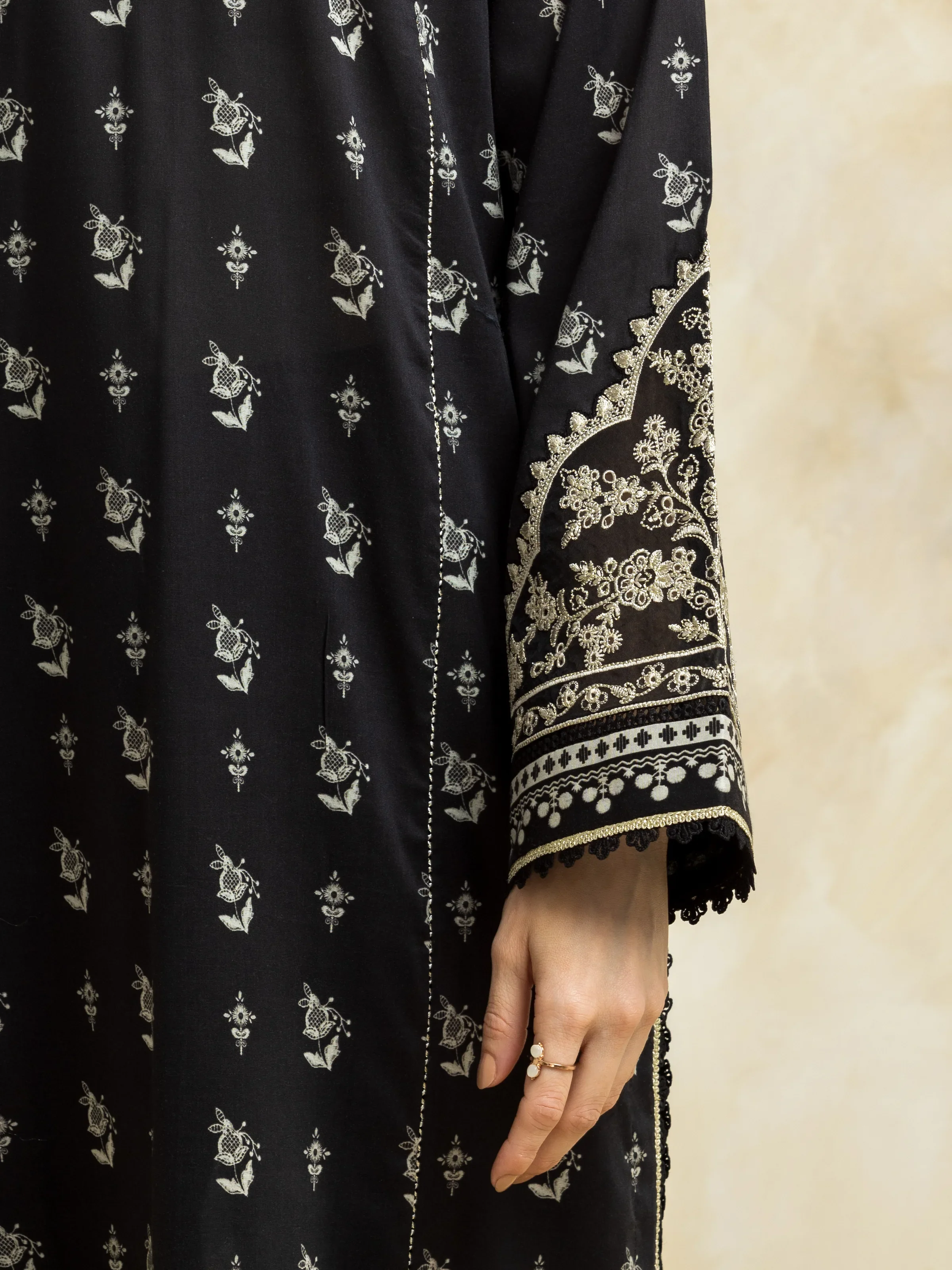 Unstitched Embroidered Lawn Suit - EWU5V1-31189-3P - Image 3