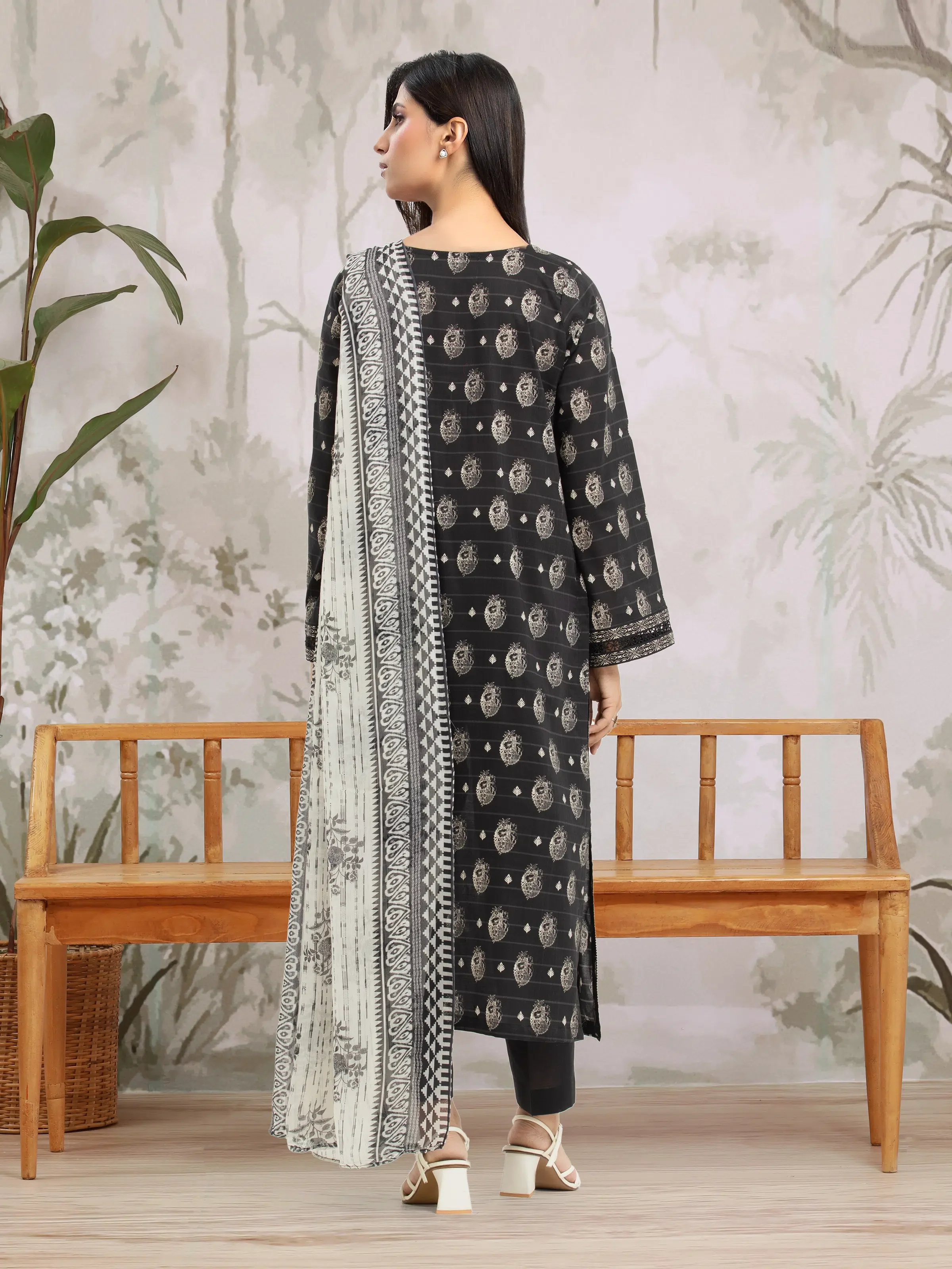 Unstitched Printed Khaddar Shirt Dupatta - EWU5M2-199SD - Image 4