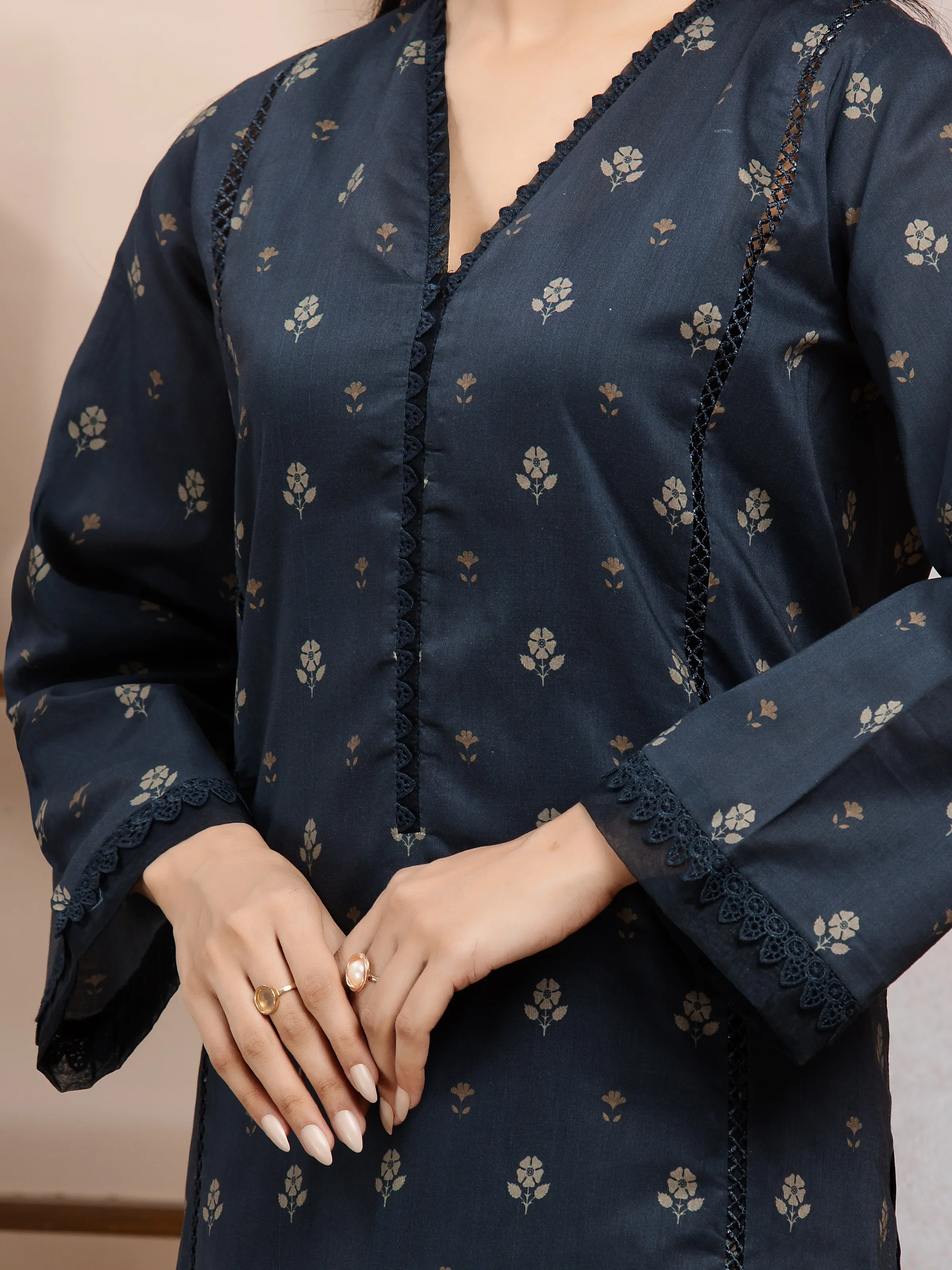 Unstitched Printed Khaddar Suit - EWU24M3-082-3P - Image 4