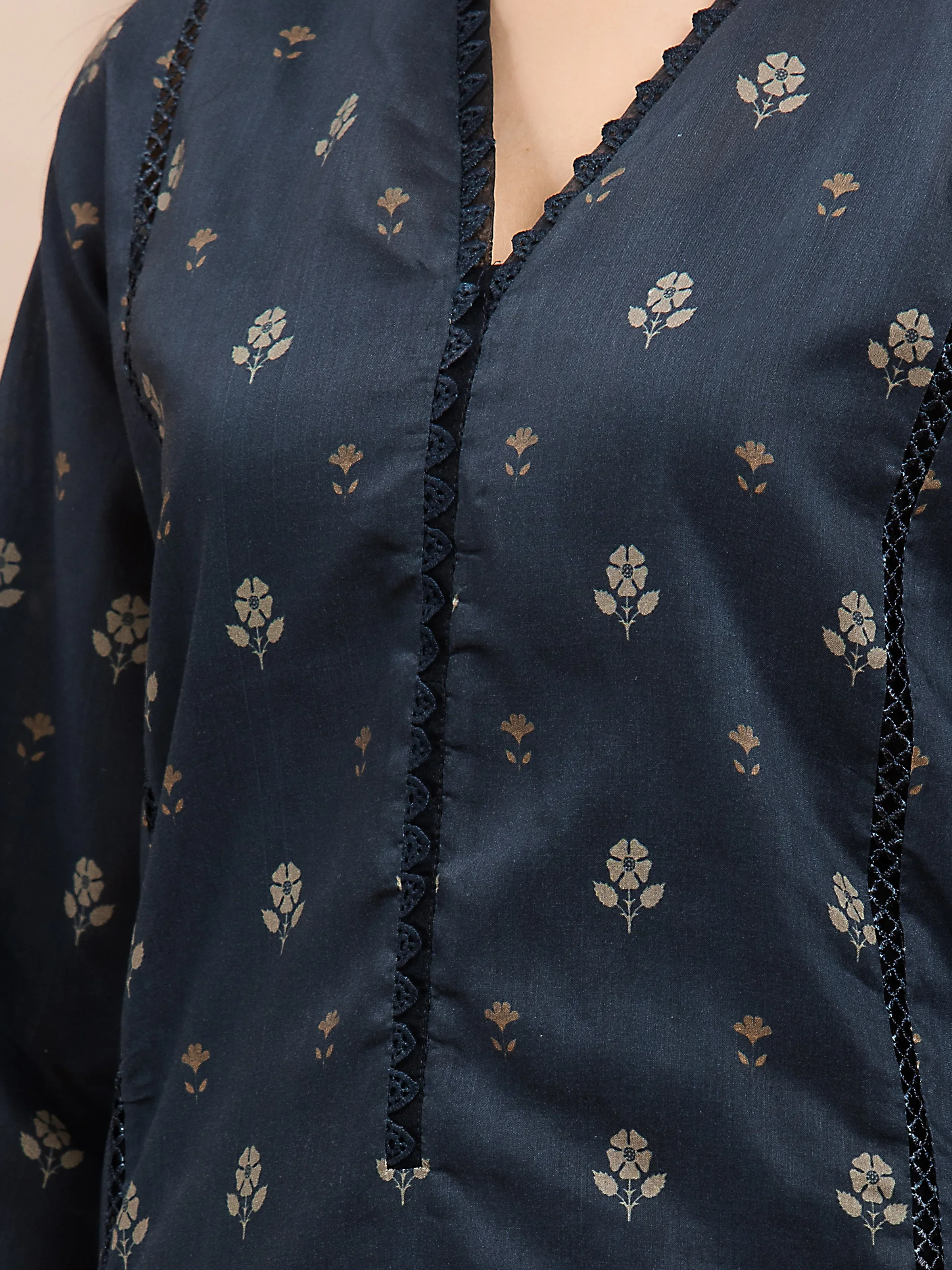 Unstitched Printed Khaddar Suit - EWU24M3-082-3P - Image 5