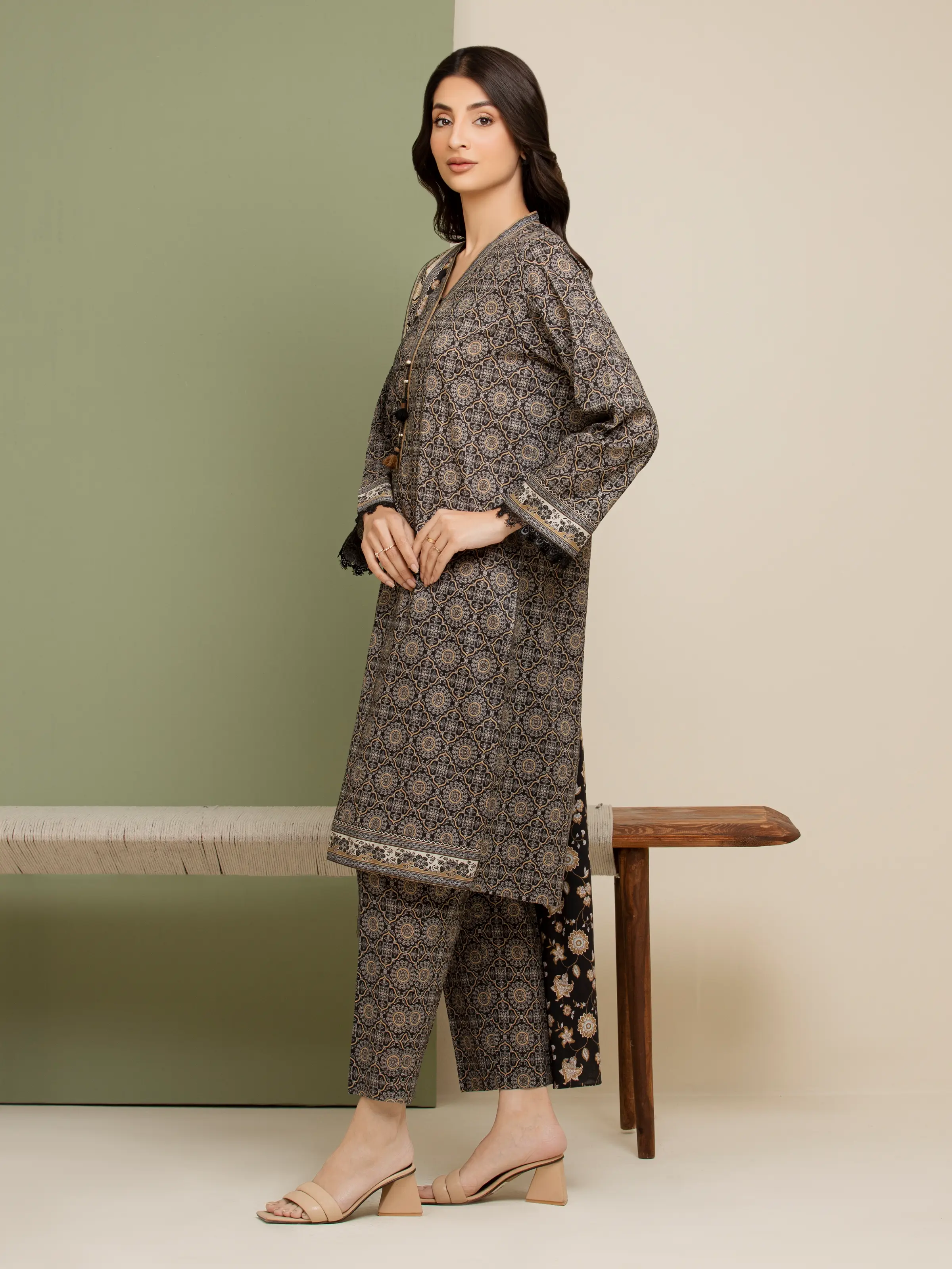 Unstitched Printed Lawn Suit - EWU5A1-35190-3P - Image 3