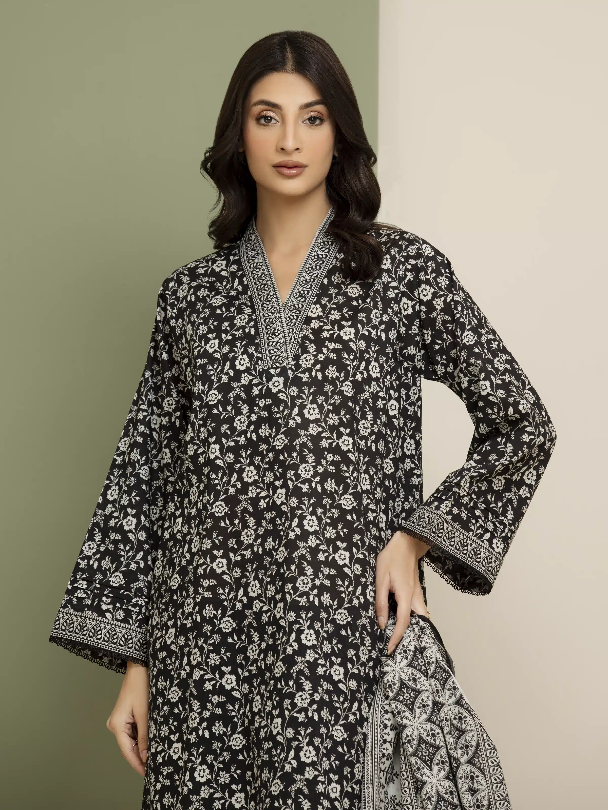 Unstitched Printed Lawn Suit - EWU5A1-35191-3P - Image 4