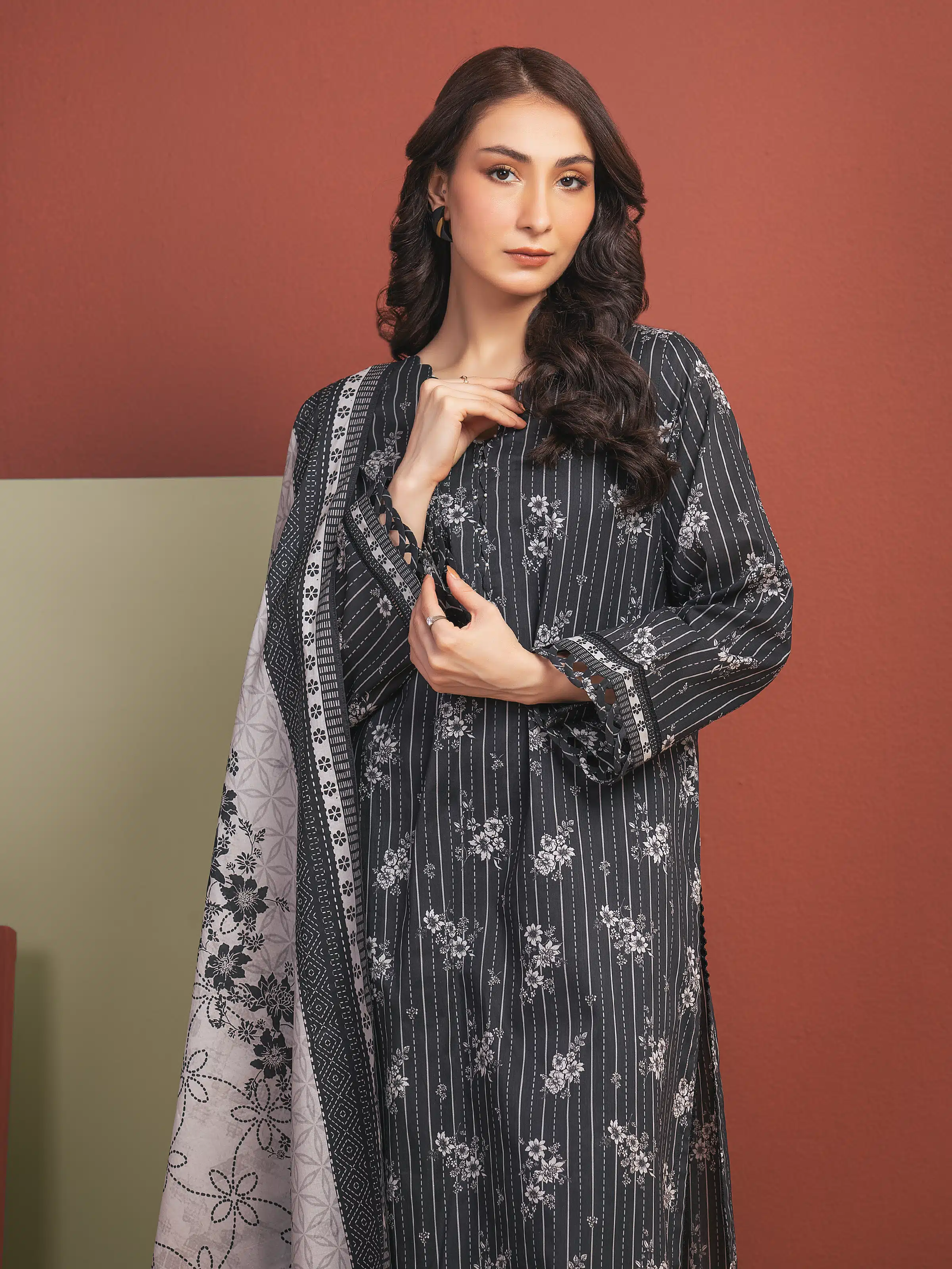 Unstitched Printed Lawn Suit - EWU5A1-35307-3P - Image 2