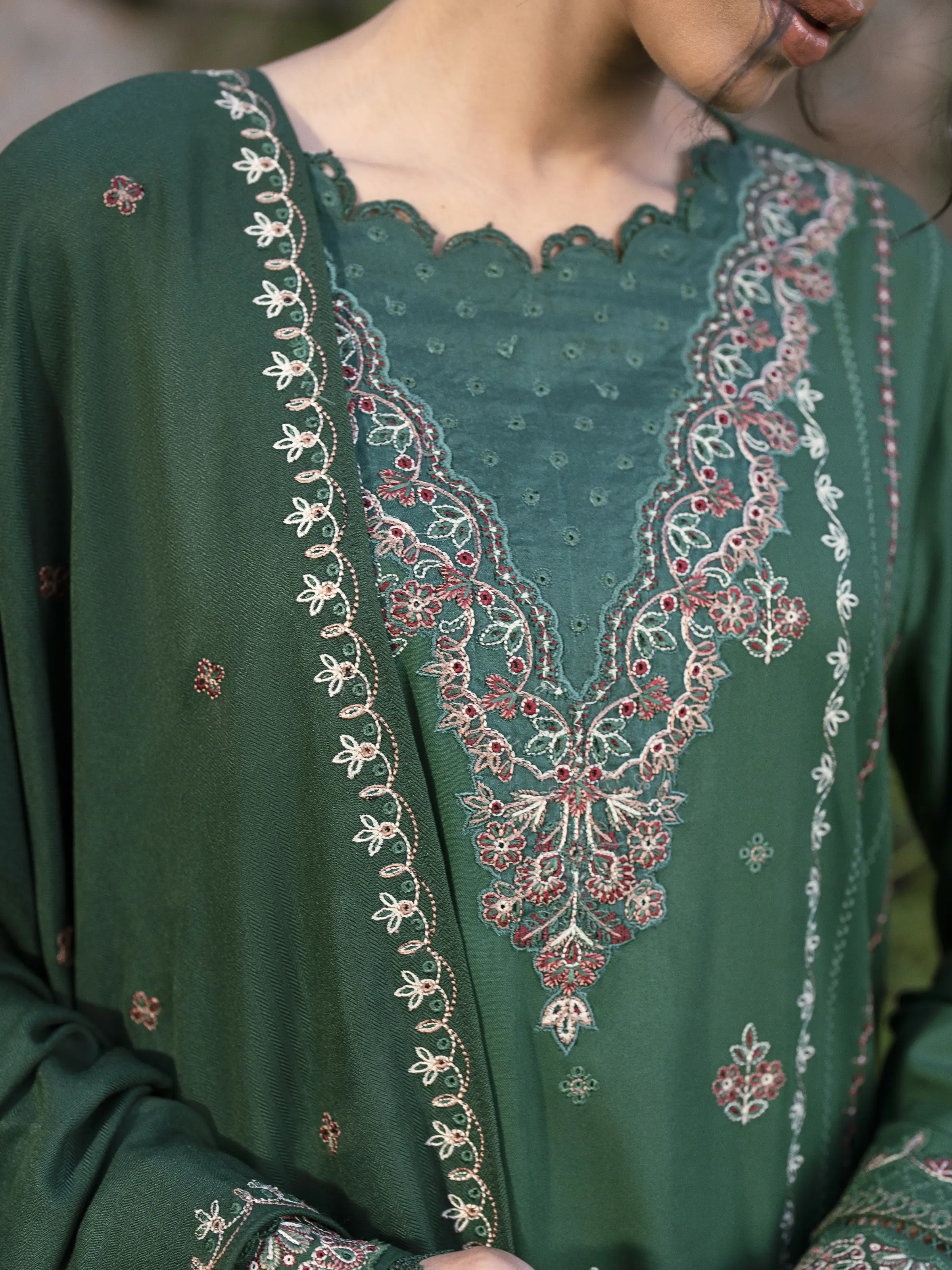 Unstitched Embroidered Marina Twill Suit - EWU24V14-30206-3P - Image 8