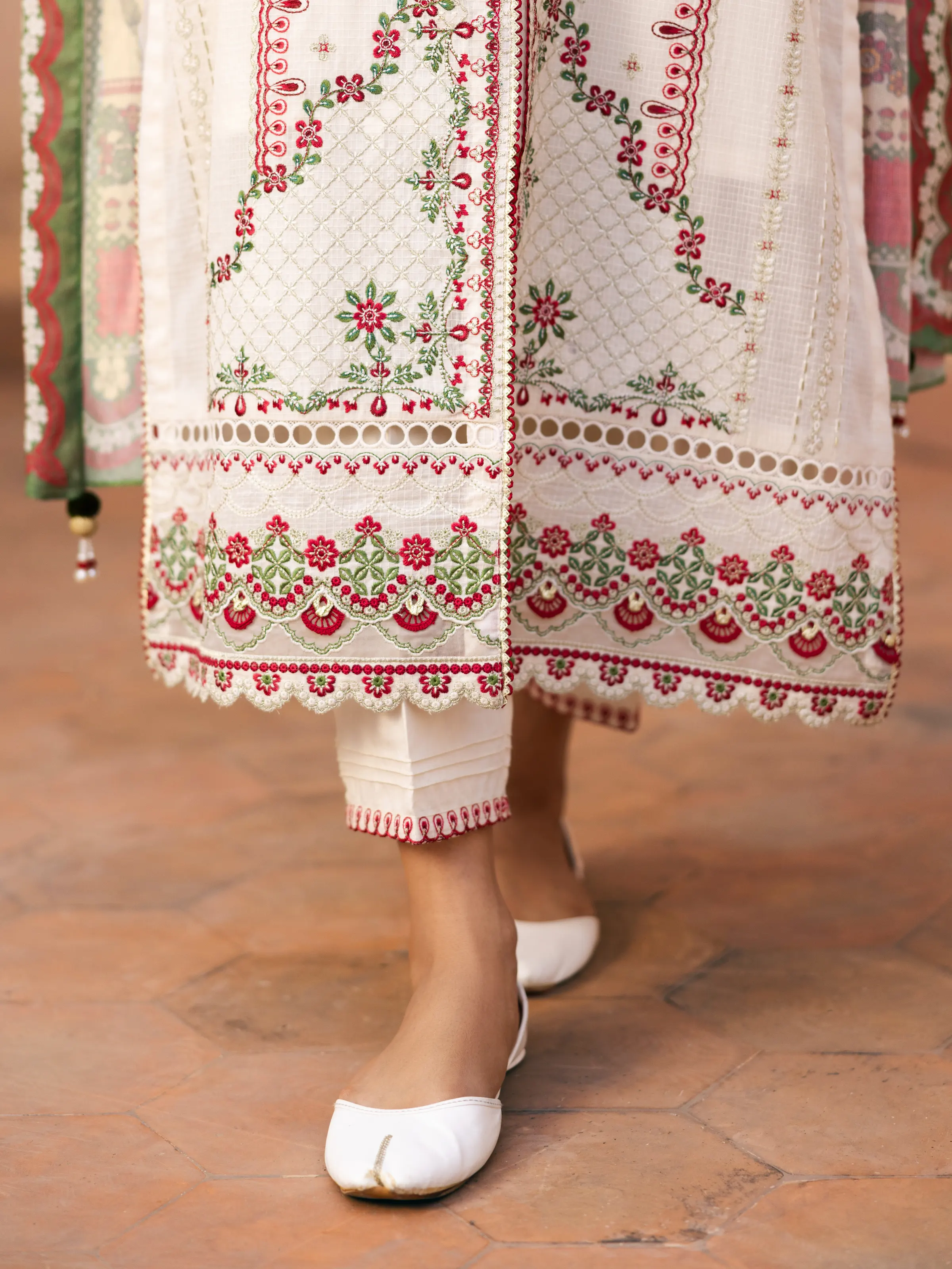 Unstitched Embroidered Lawn Suit - EWU5V1-31247-3P - Image 4