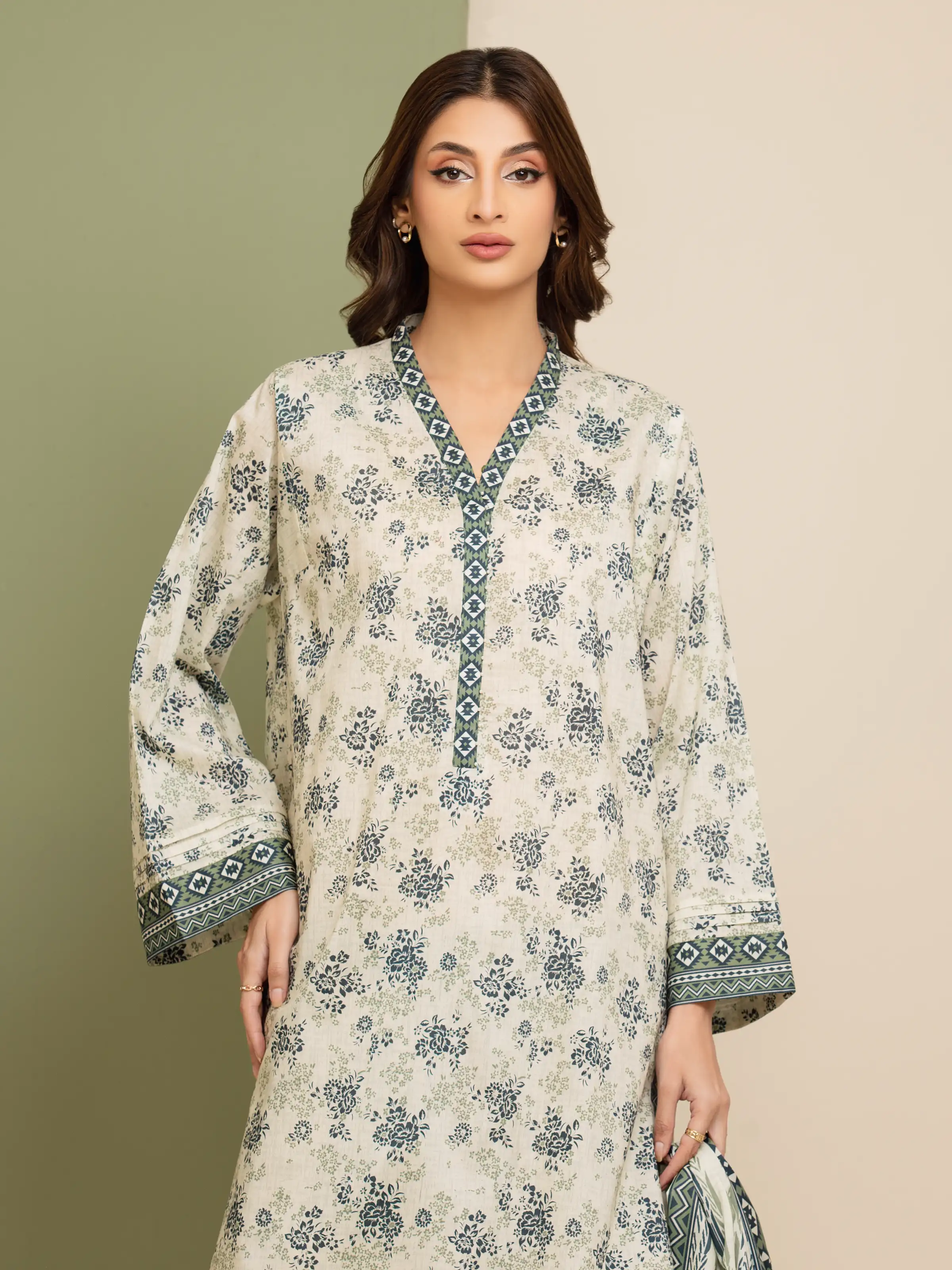 Unstitched Printed Lawn Suit - EWU5A1-35140-3P - Image 4