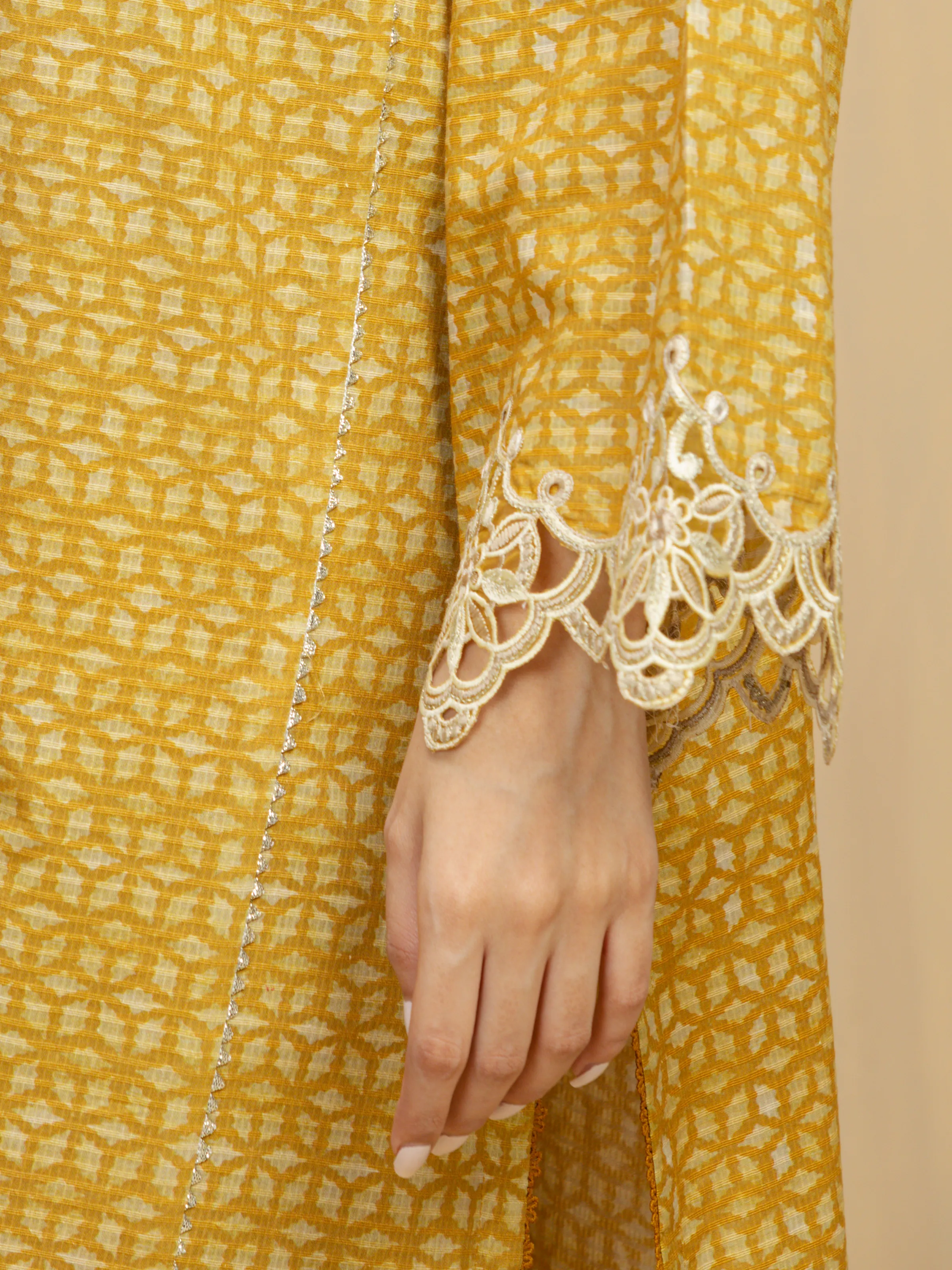Unstitched Embroidered Lawn Slub Suit - EWU5V1-31901-3P - Image 3