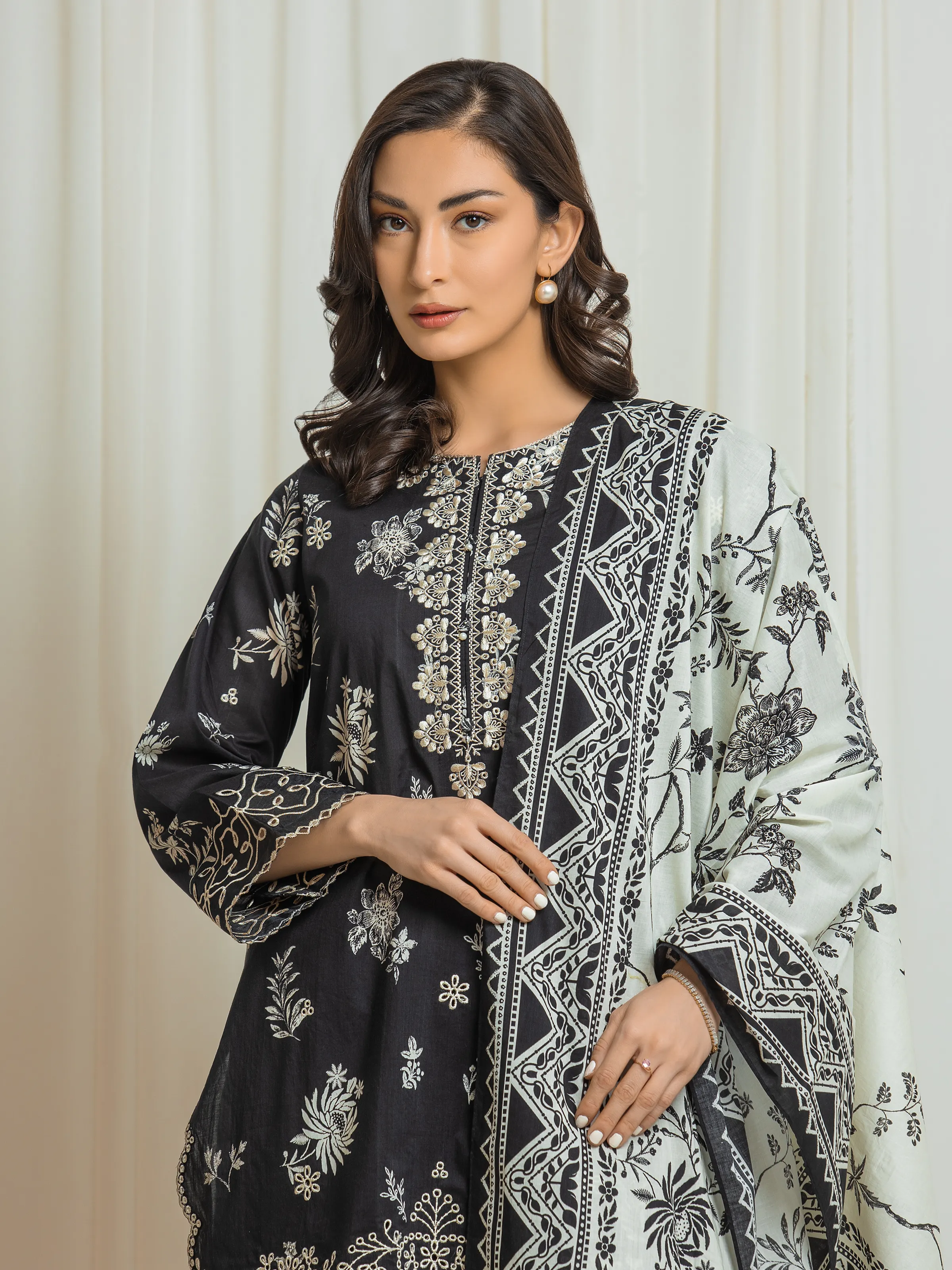 Unstitched Embroidered Lawn Suit - EWU6V1-33014-3P - Image 2