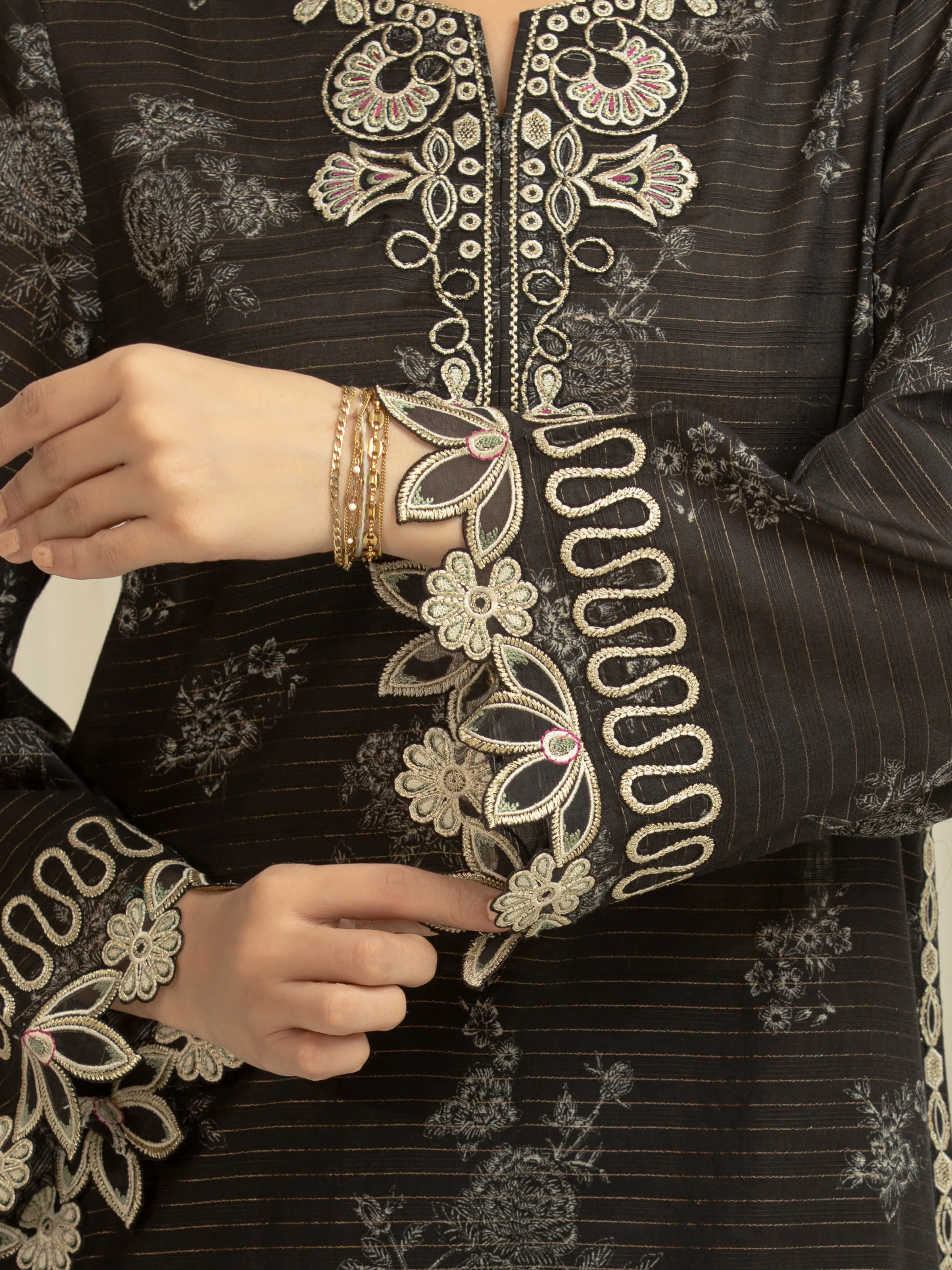 Unstitched Embroidered Lawn Suit - EWU6V23-33401-3P - Image 3