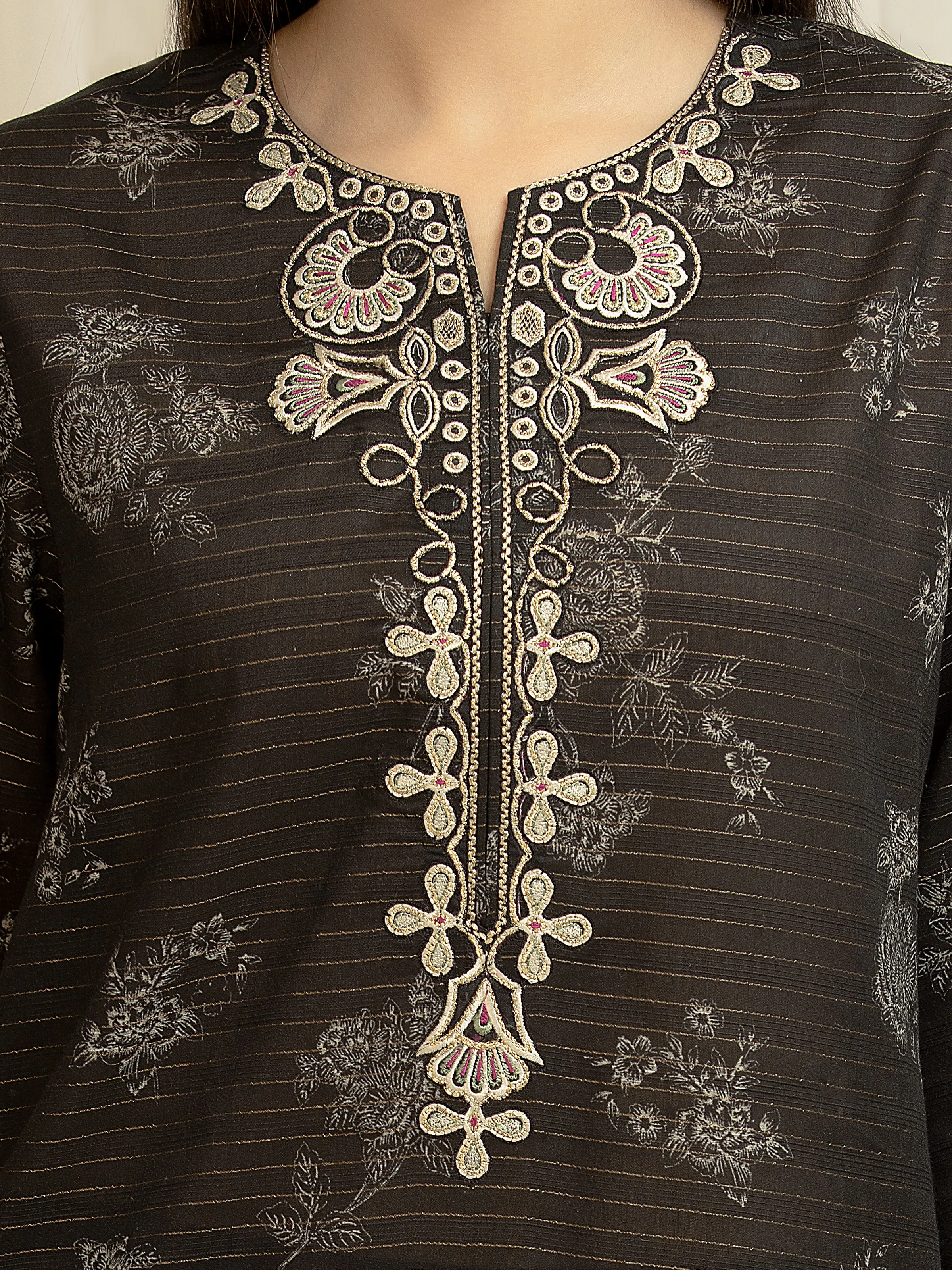 Unstitched Embroidered Lawn Suit - EWU6V23-33401-3P - Image 4