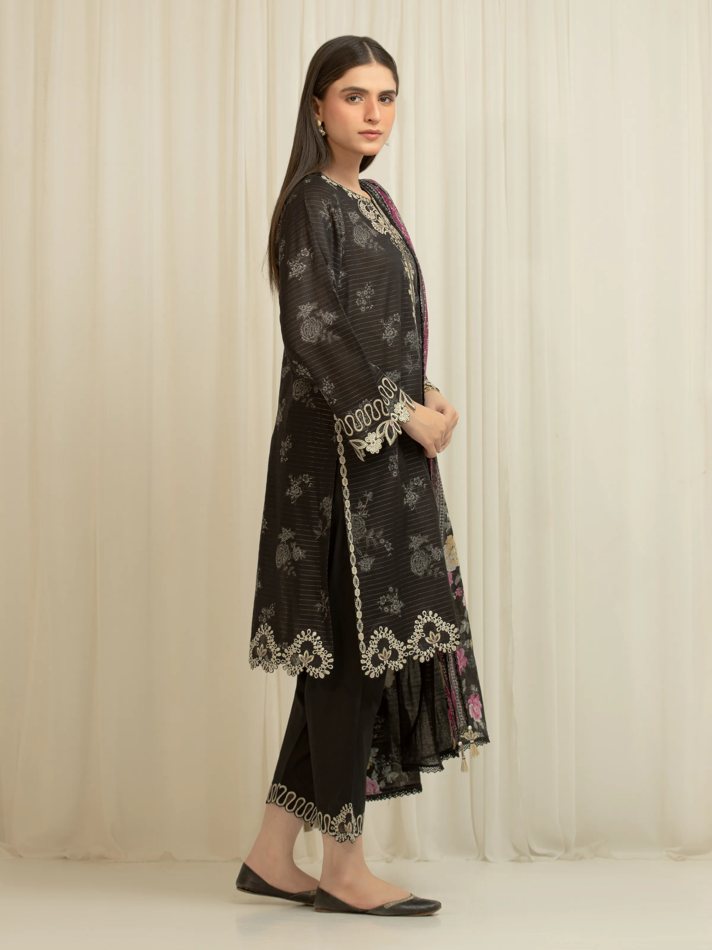 Unstitched Embroidered Lawn Suit - EWU6V23-33401-3P - Image 5