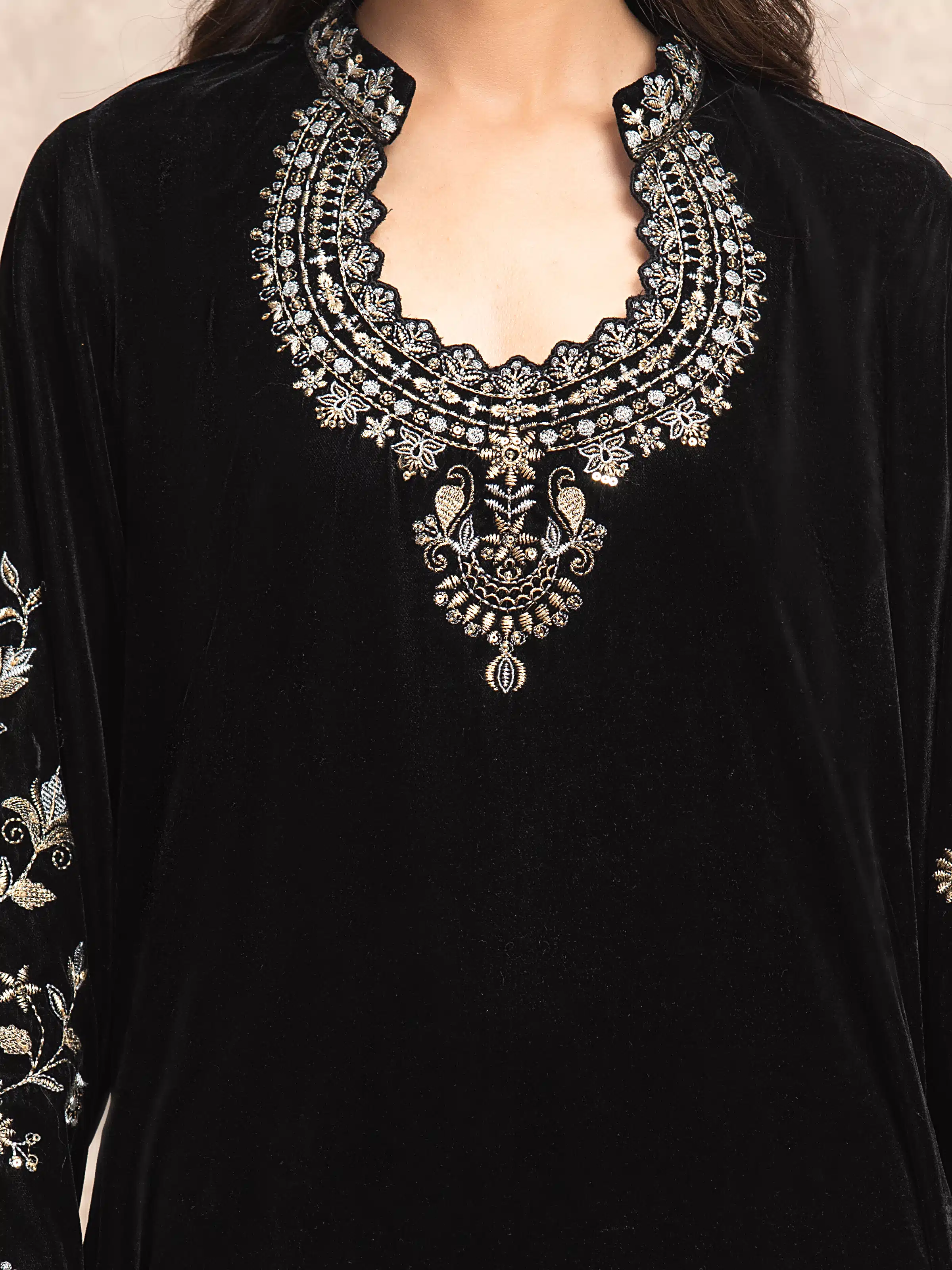 Unstitched Embroidered Velvet Suit - EWU5V18-31855-3P - Image 4