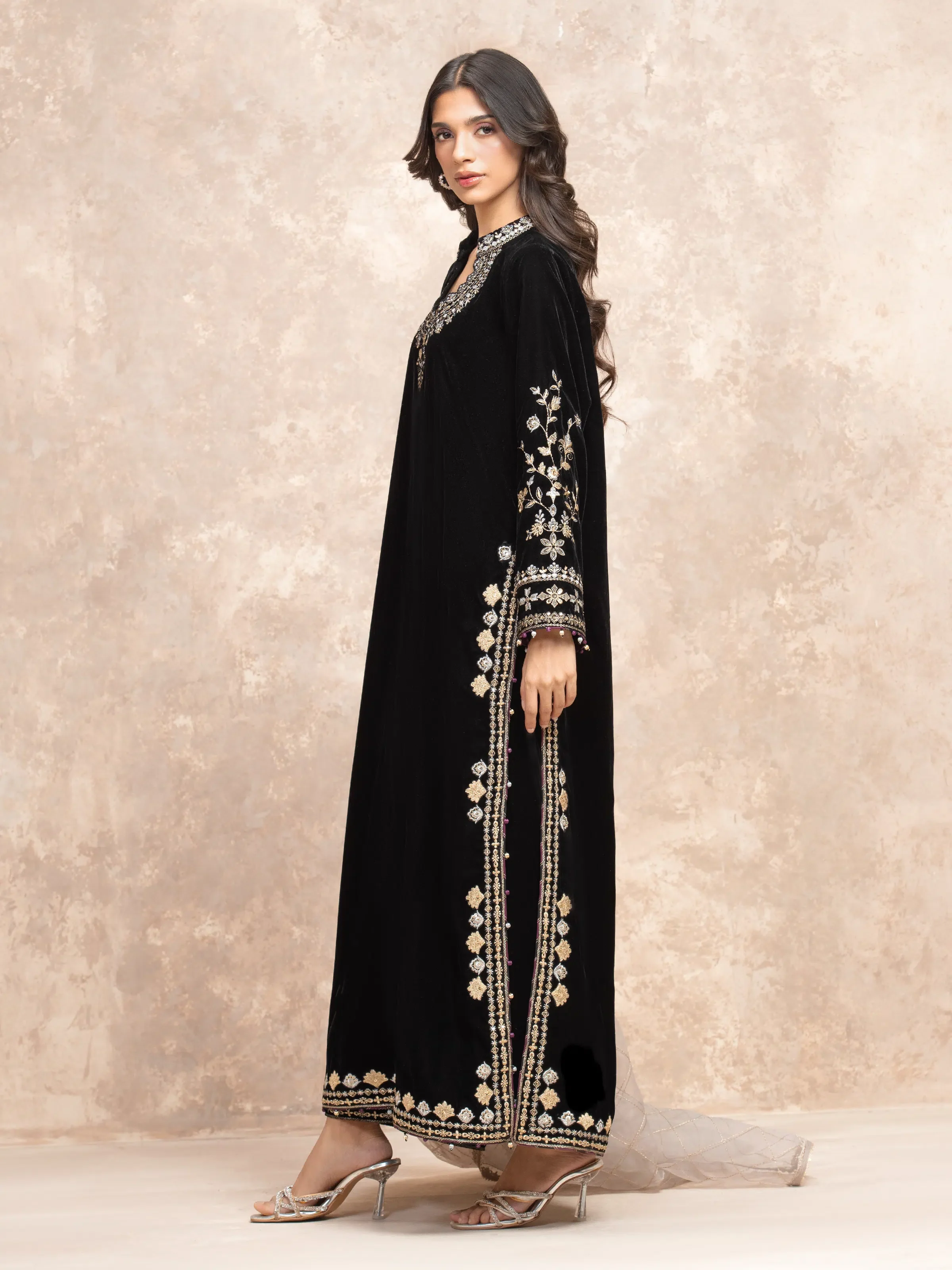 Unstitched Embroidered Velvet Suit - EWU5V18-31855-3P - Image 5
