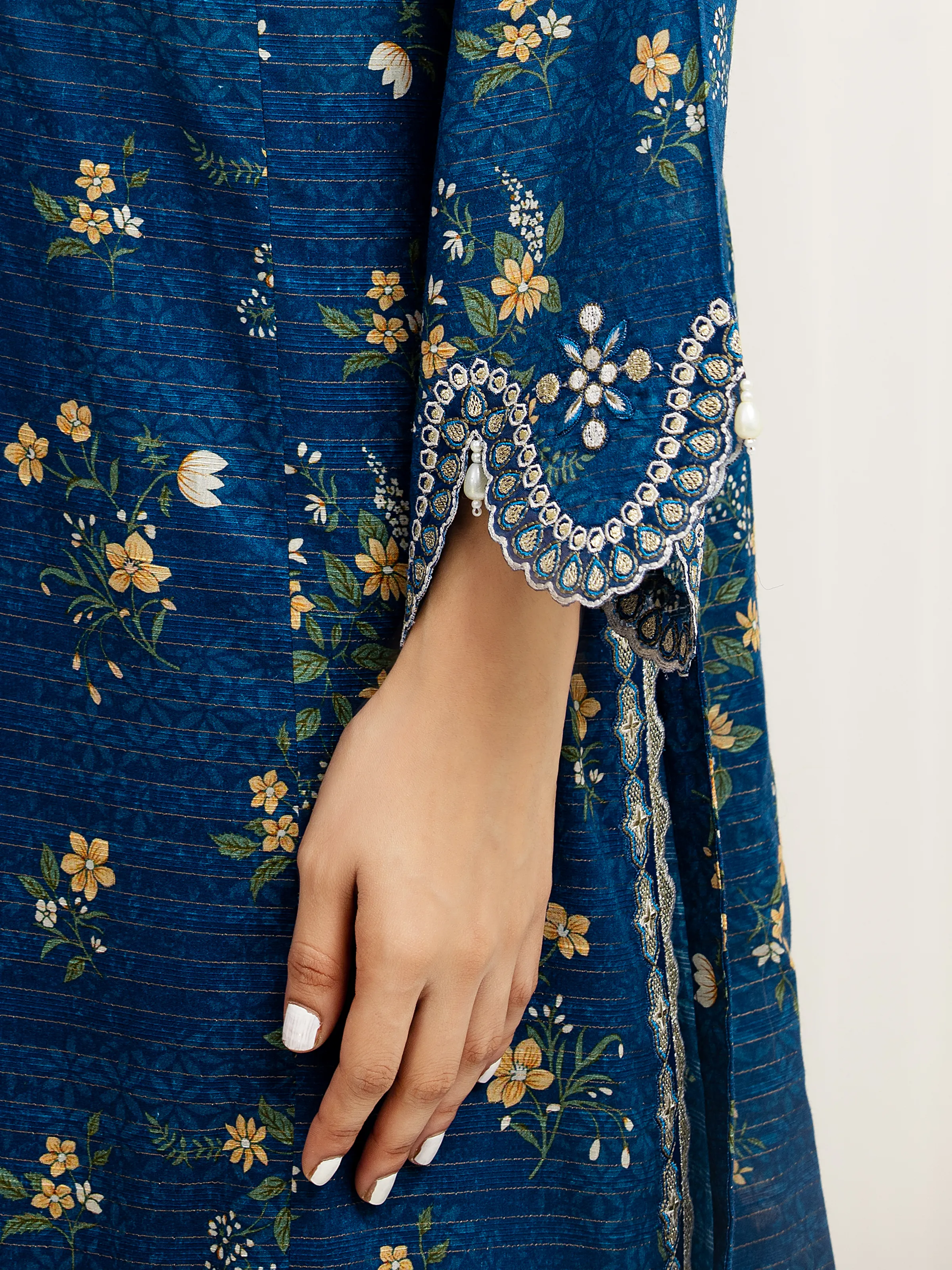 Unstitched Embroidered Zari Lawn Suit - EWU6V23-33404-3P - Image 4