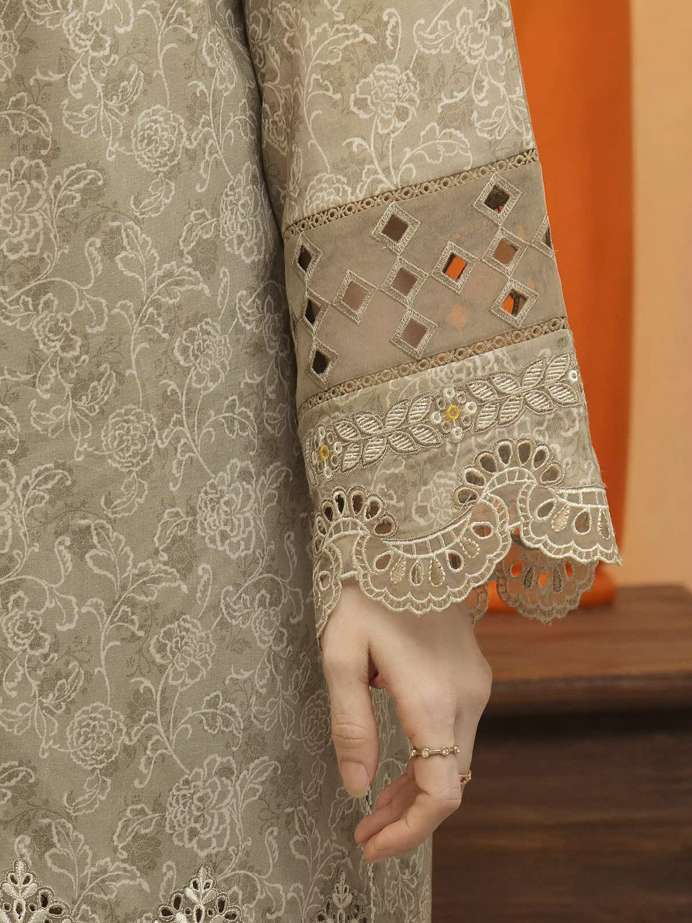 Unstitched Embroidered Lawn Suit - EWU5V1-31411-3P - Image 4