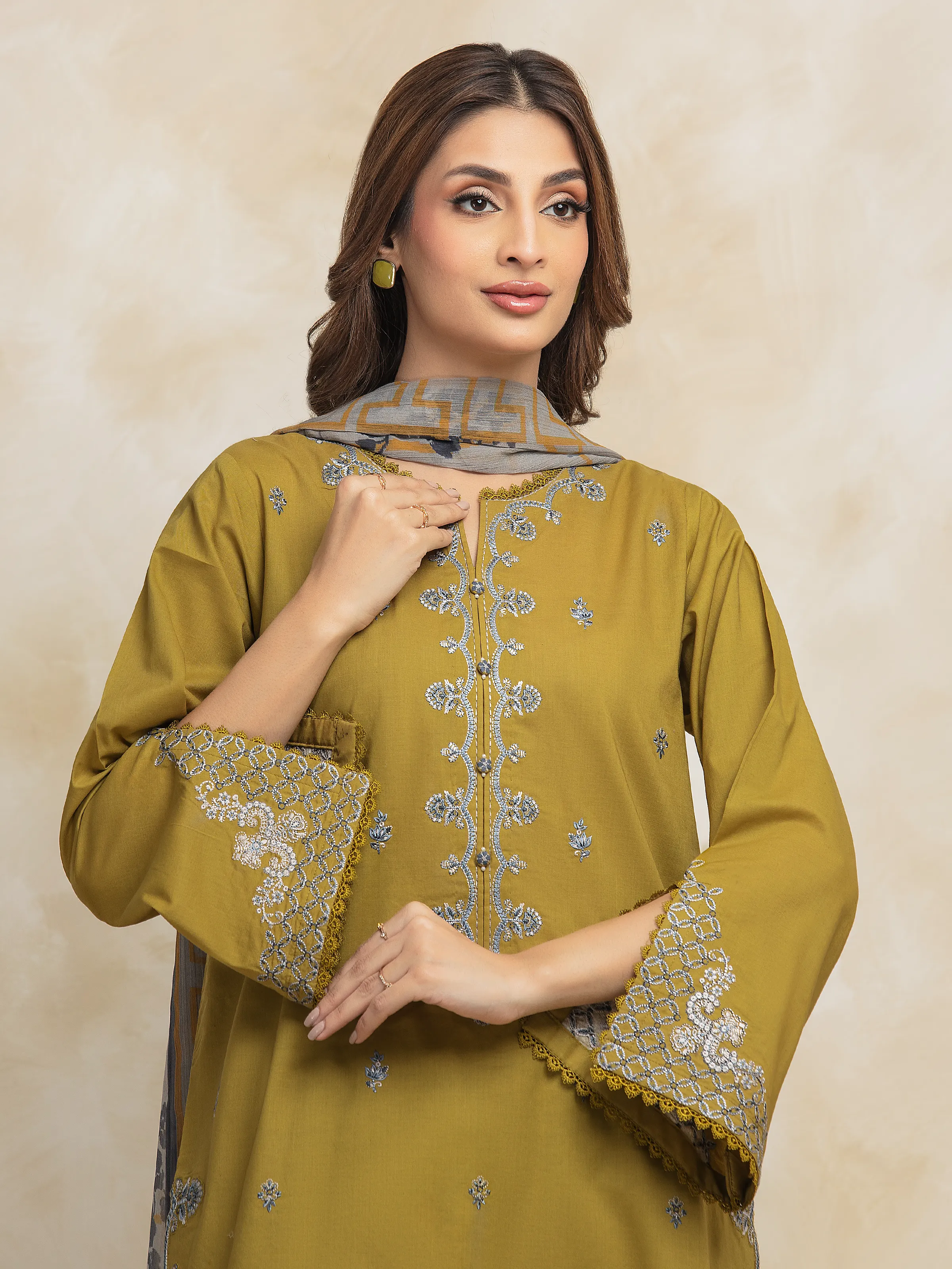 Unstitched Embroidered Cambric Suit - EWU5V2-31033-3P - Image 4