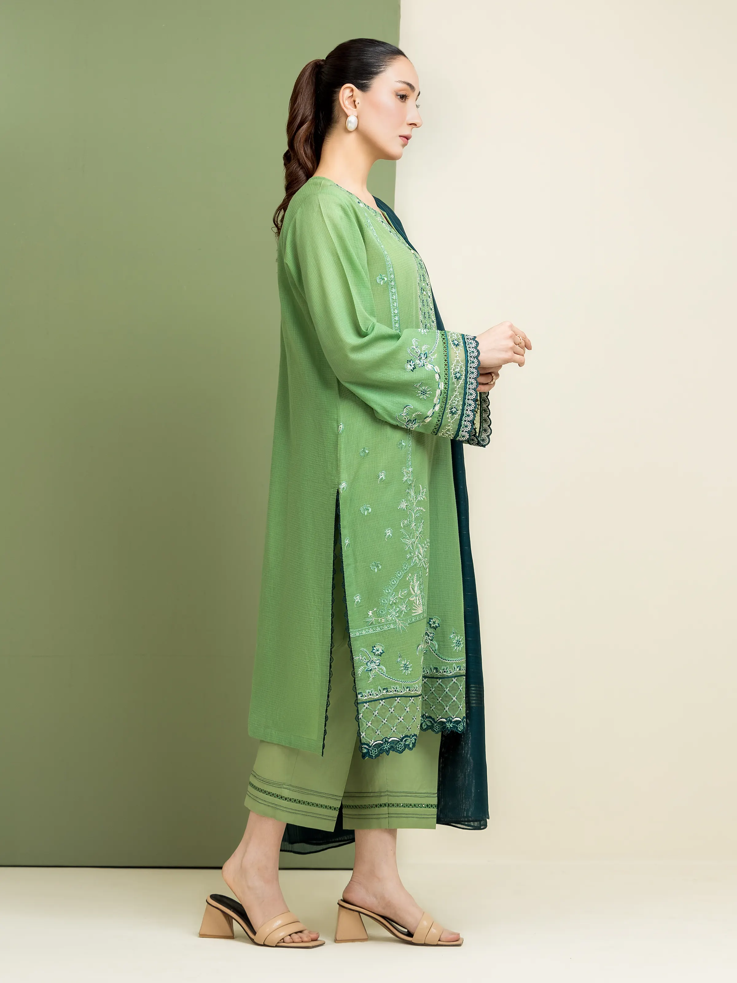 Unstitched Embroidered Lawn Slub Suit - EWU5V1-31231-3P - Image 4