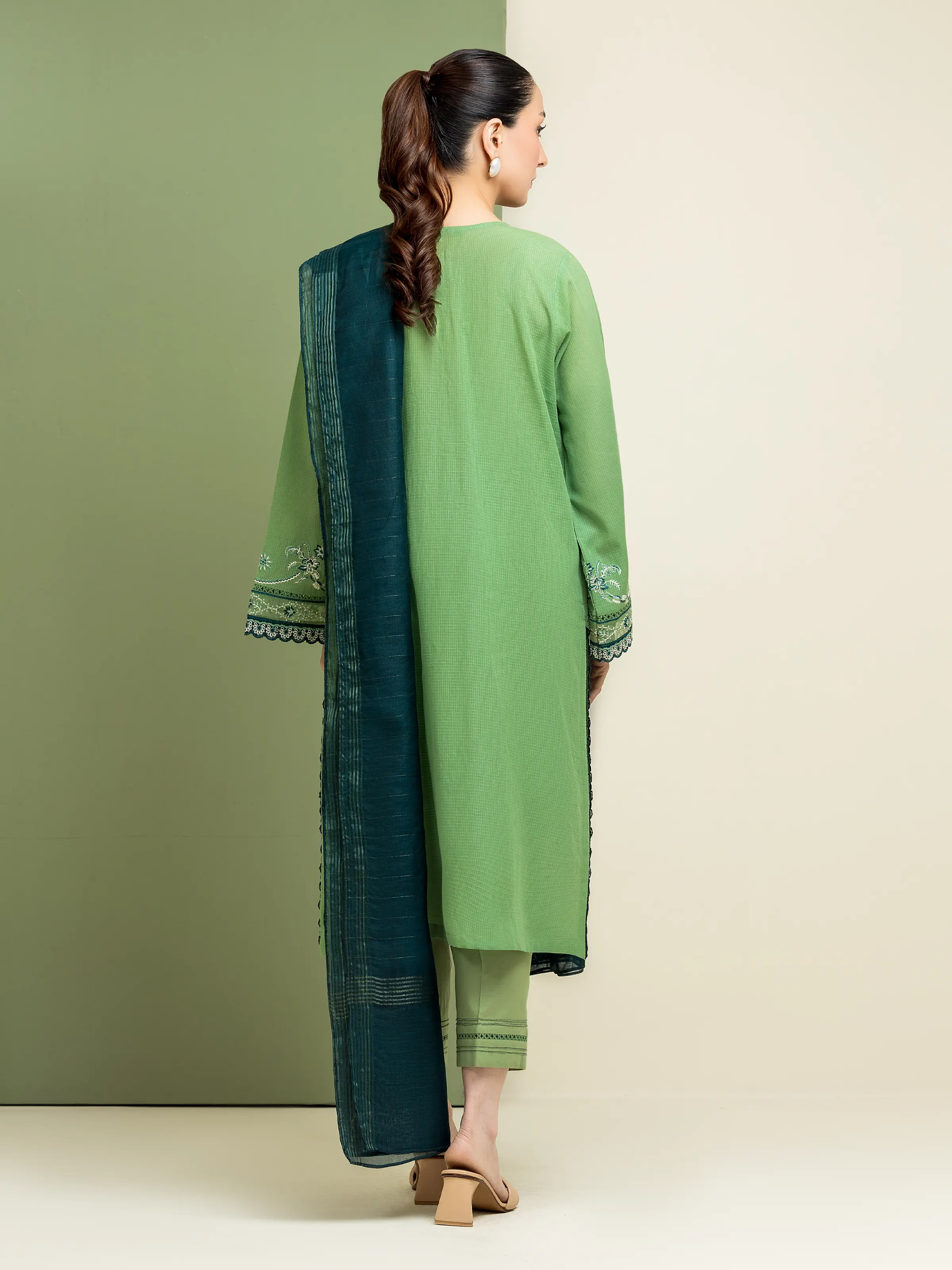 Unstitched Embroidered Lawn Slub Suit - EWU5V1-31231-3P - Image 5
