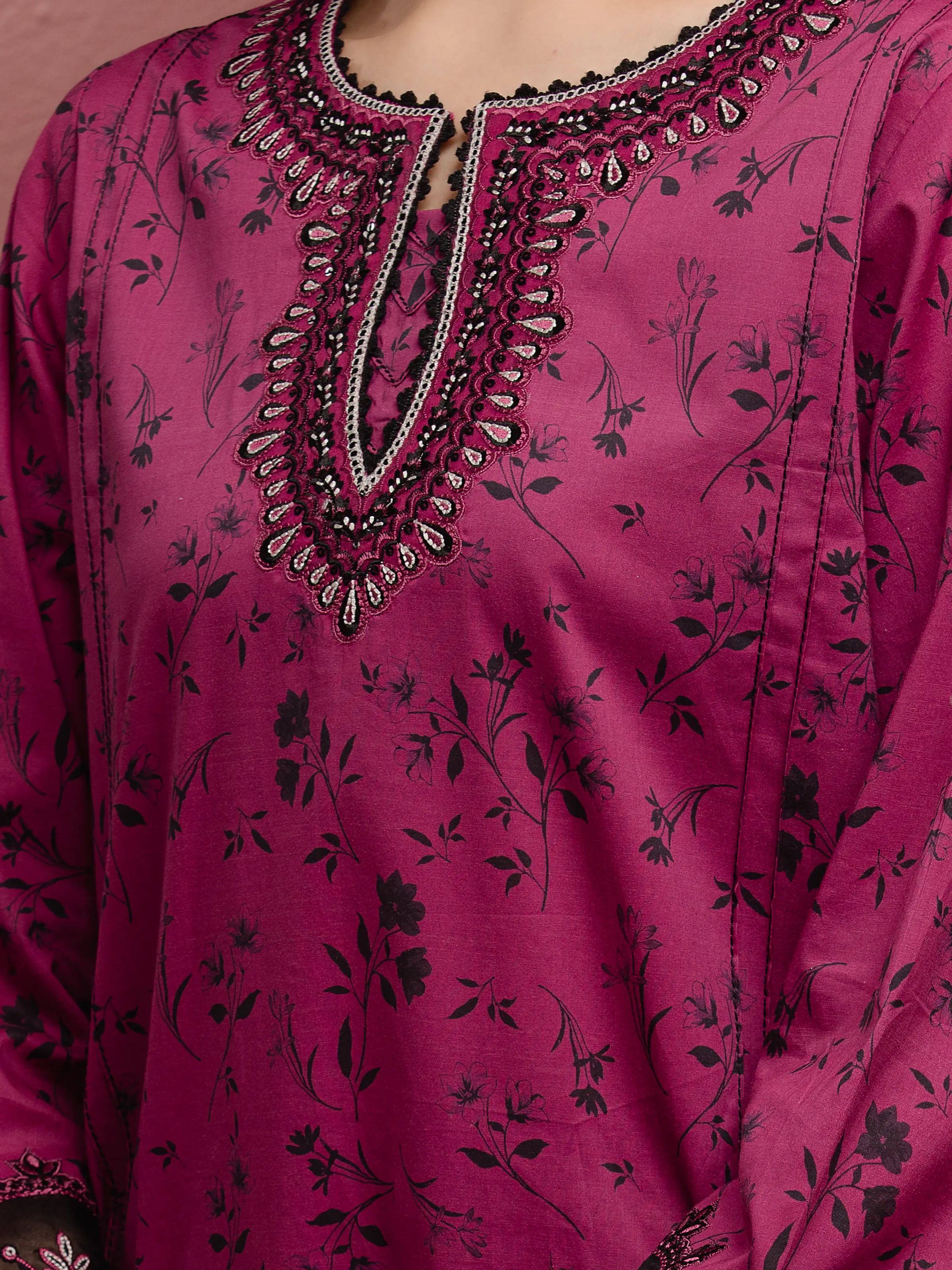 Unstitched Embroidered Cambric Suit - EWU5V2-31051-3P - Image 4